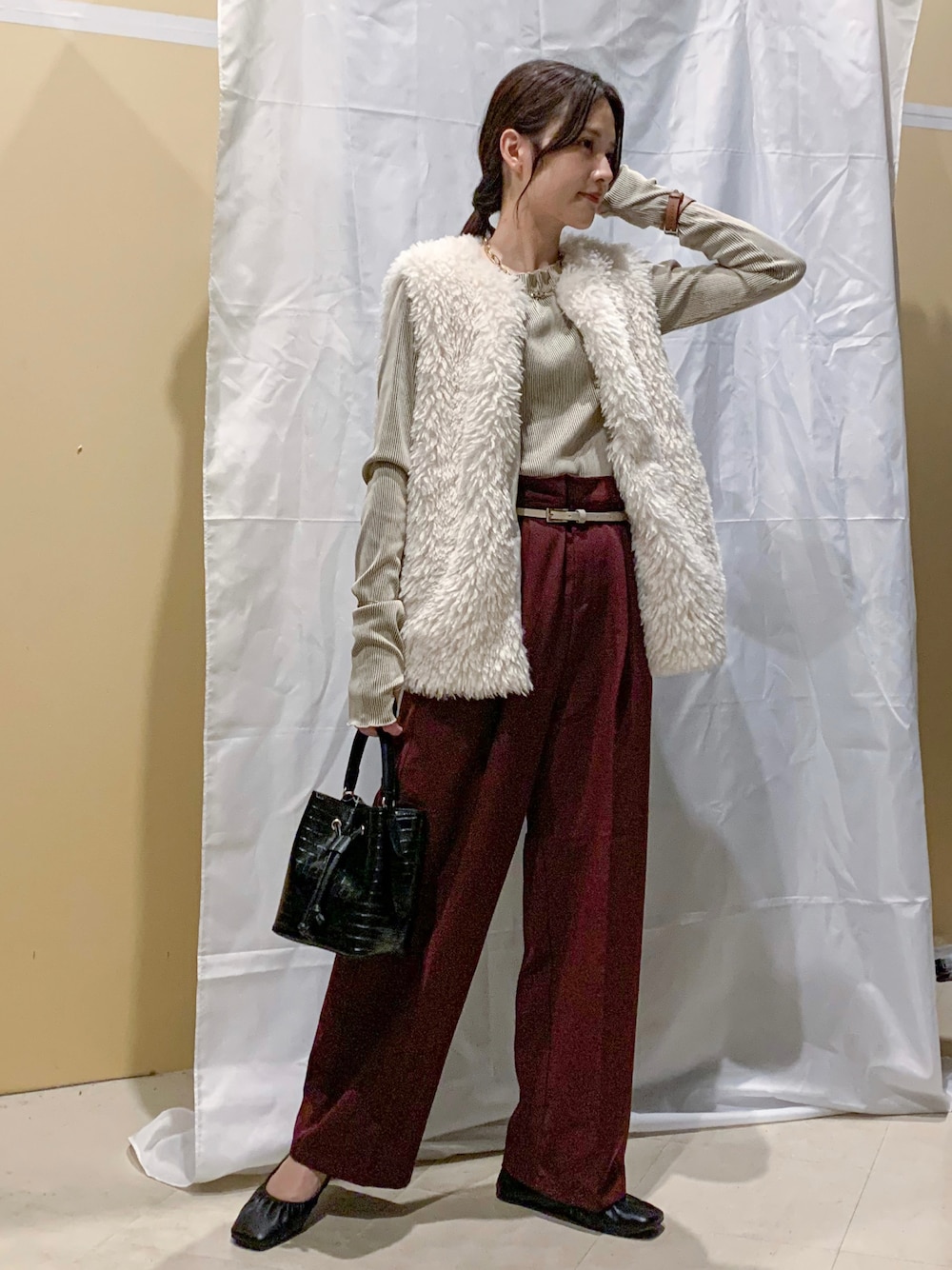 ベージュ系のTシャツ/カットソー、その他のショルダーバッグ、レッド系のその他パンツを着用したレディースの秋コーディネートの1枚目の写真