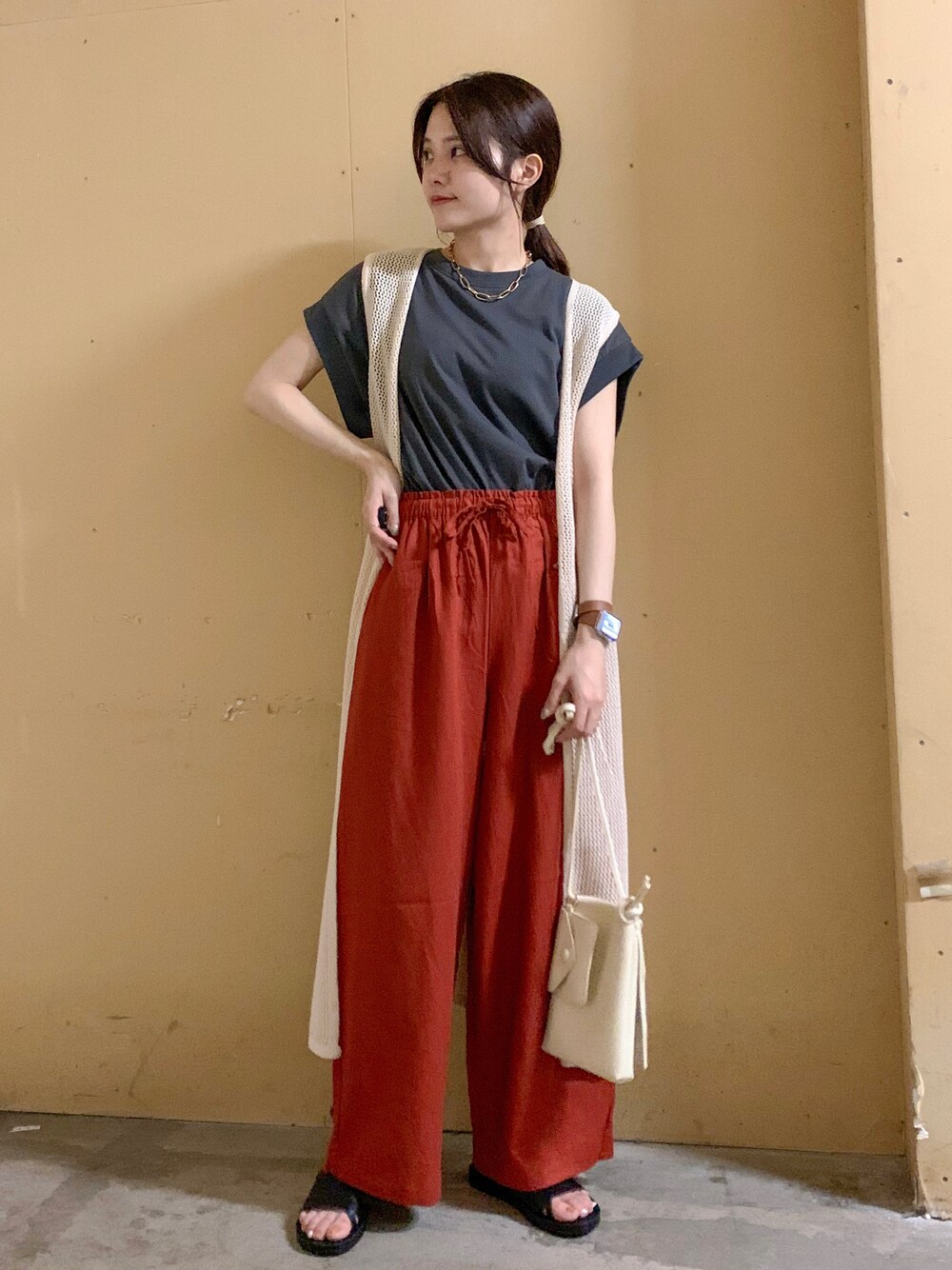 グレー系のTシャツ/カットソー、ブラウン系のその他パンツ、ホワイト系のサンダルを着用したレディースの夏コーディネートの1枚目の写真