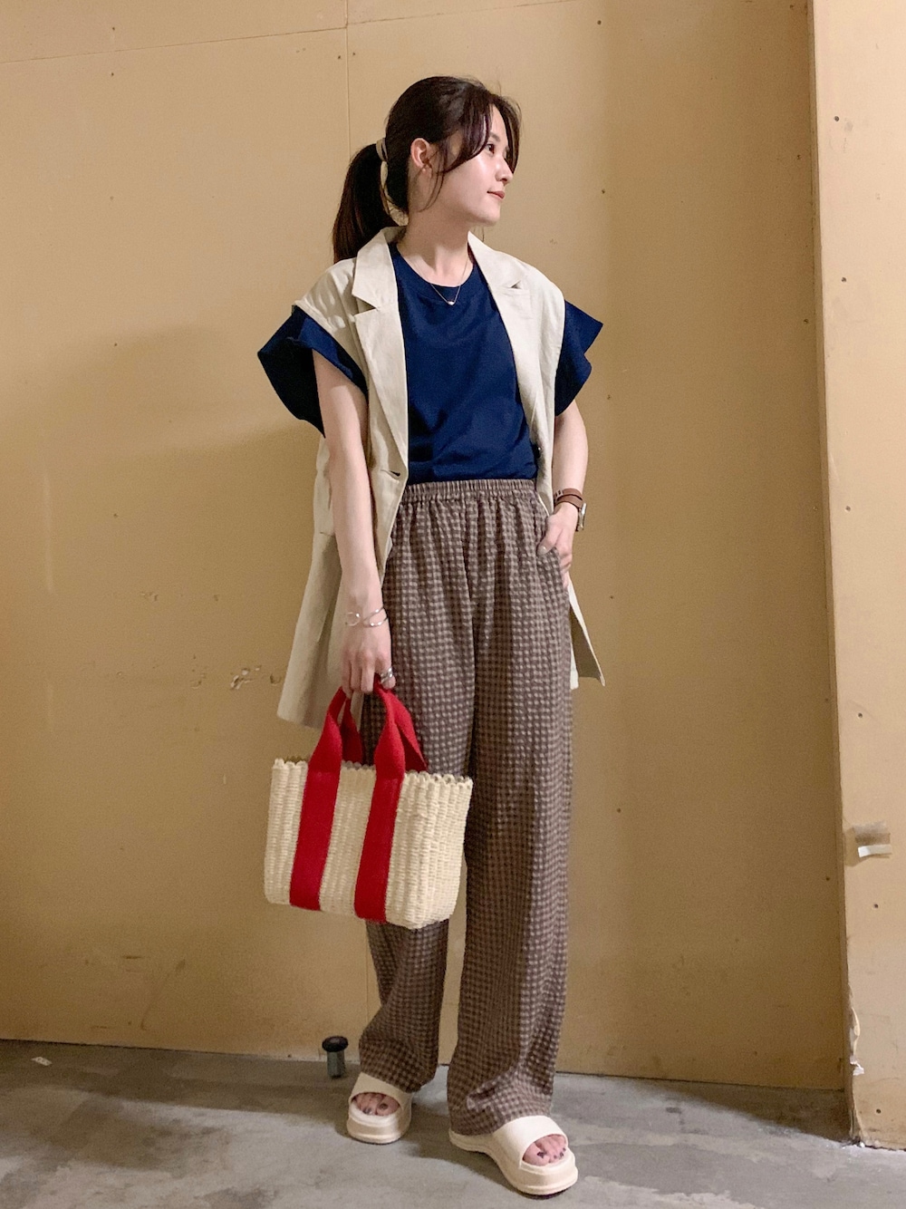 ブルー系のTシャツ/カットソー、レッド系のハンドバッグ、ホワイト系のサンダルを着用したレディースの夏コーディネートの1枚目の写真