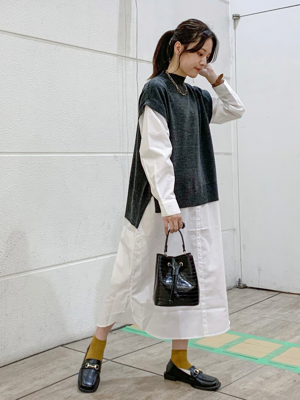 その他のショルダーバッグ、ブラック系のローファー、グレー系のワンピースを着用したレディースの秋コーディネートの1枚目の写真