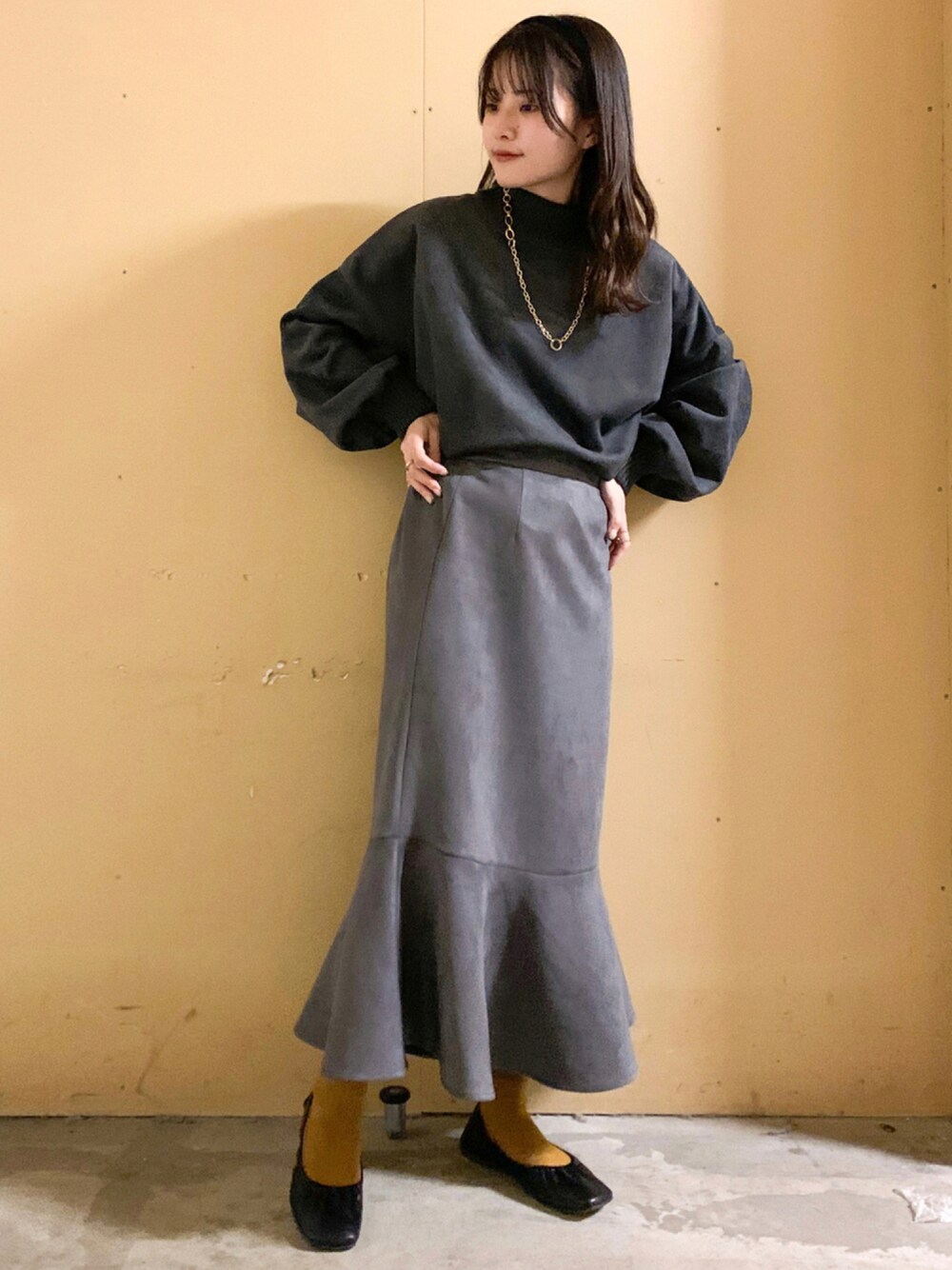 グレー系のその他トップス、グレー系のスカート、グレー系のその他を着用したレディースの冬コーディネートの1枚目の写真