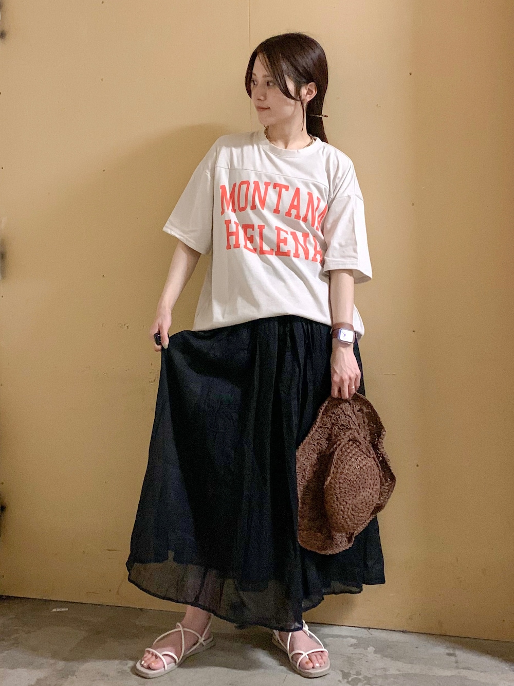 ベージュ系のTシャツ/カットソー、グリーン系のスカート、ホワイト系の音楽/本・雑誌を着用したレディースの夏コーディネートの1枚目の写真