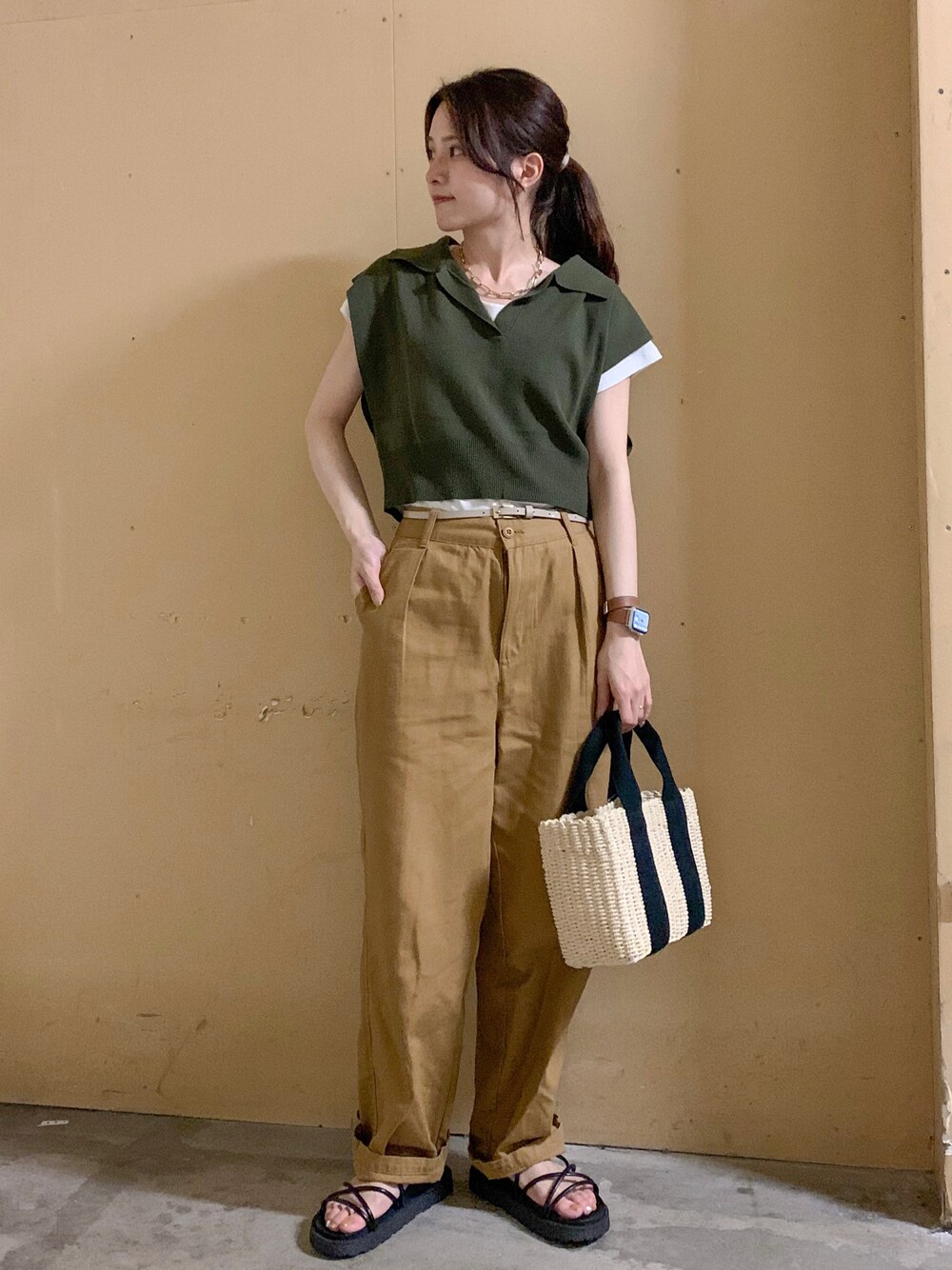 ブラック系のサンダル、ホワイト系のTシャツ/カットソー、イエロー系のその他パンツを着用したレディースの夏コーディネートの1枚目の写真