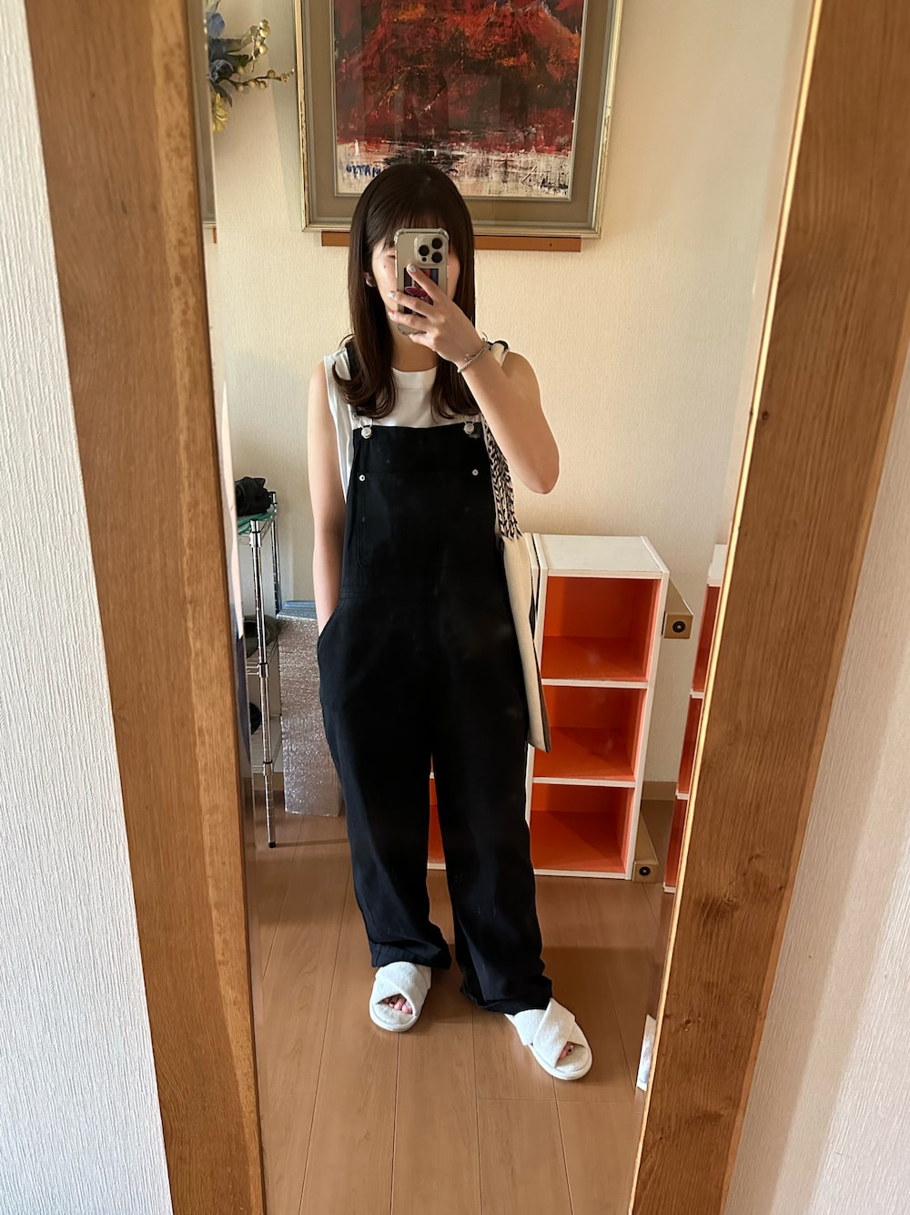 「夏コーデ、大人カジュアル、ラフコーデ、みんなの白Tフェス、サロペット、オトナ女子、サンダル、夏トップス、デニム、モノトーン、おしゃれさんと繋がりたい、トートバッグ」｜「Chillfarのサロペットオーバーオール（サロペット/オーバーオール、ブラック系）」を使った、Mさん（骨格ウェーブ・レディース・160cm）の夏コーディネートの1枚目の写真