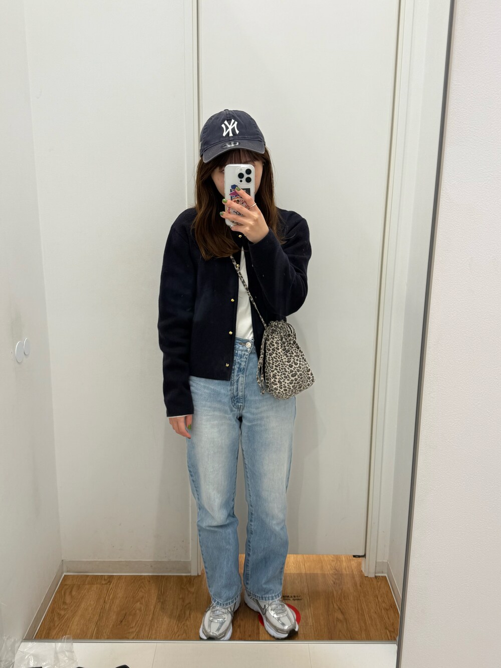 「シンプルスタイル、モノトーンコーデ、デニム、キャップ、ナイキスニーカー、カーディガン、パンツスタイル」｜「NIKEの＜NIKE＞ウィメンズ ZOOM VOMERO 5/スニーカー（スニーカー、シルバー系）」を使った、Mさん（レディース・160cm）の冬コーディネートの1枚目の写真