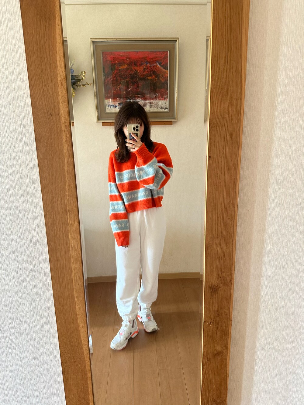 「大人カジュアル、骨格ウェーブ、オトナカジュアル、スウェットパンツ、ホワイトコーデ、ワントーンコーデ、大人かわいい、リーボック(Reebok)、チャオパニックティピー(CIAOPANIC TYPY)、スウェットコーデ、ユニクロ、おしゃれさんと繋がりたい、ラフ、いいね、save、フォローお願いします🤑」｜「Reebokのインスタポンプ フューリー  95 / Instapump Fury 95 / リーボック（メンズ/レディース）（スニーカー、ホワイト系）」を使った、Mさん（骨格ウェーブ・レディース・160cm）の冬コーディネートの1枚目の写真