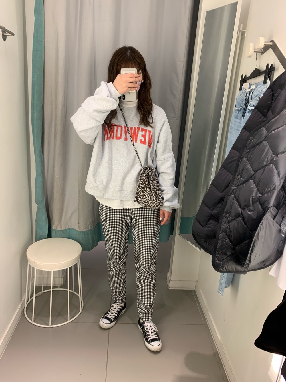 「大人カジュアル、シンプルコーデ、春服、パンツスタイル、ギンガムチェック、カジュアル、今日のコーデ」｜「CONVERSEのCONVERSE コンバース ALL STAR OX オールスター オックス　（スニーカー、ブラック系）」を使った、Mさん（レディース・160cm）の春コーディネートの1枚目の写真