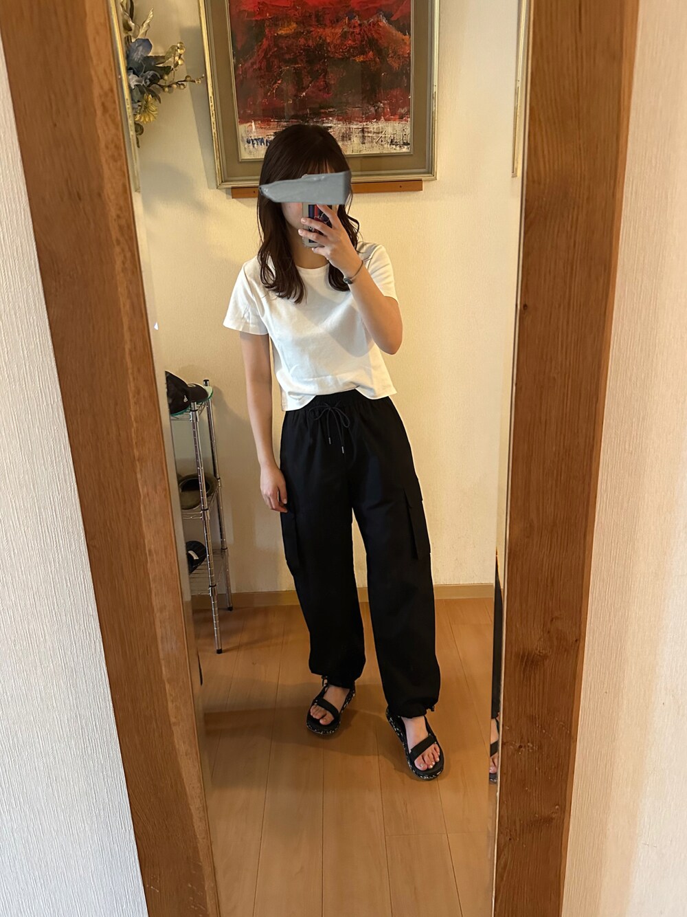 「カーゴパンツ、カジュアルコーデ、夏コーデ、チビT、シロシャツ、シンプル、おしゃれさんと繋がりたい、ラフ、GUコーデ」｜「Tevaの[TEVA]ウィメンズミッドフォームユニバーサルグロウサンダル（サンダル、ブラック系）」を使った、Mさん（骨格ウェーブ・レディース・160cm）の夏コーディネートの1枚目の写真