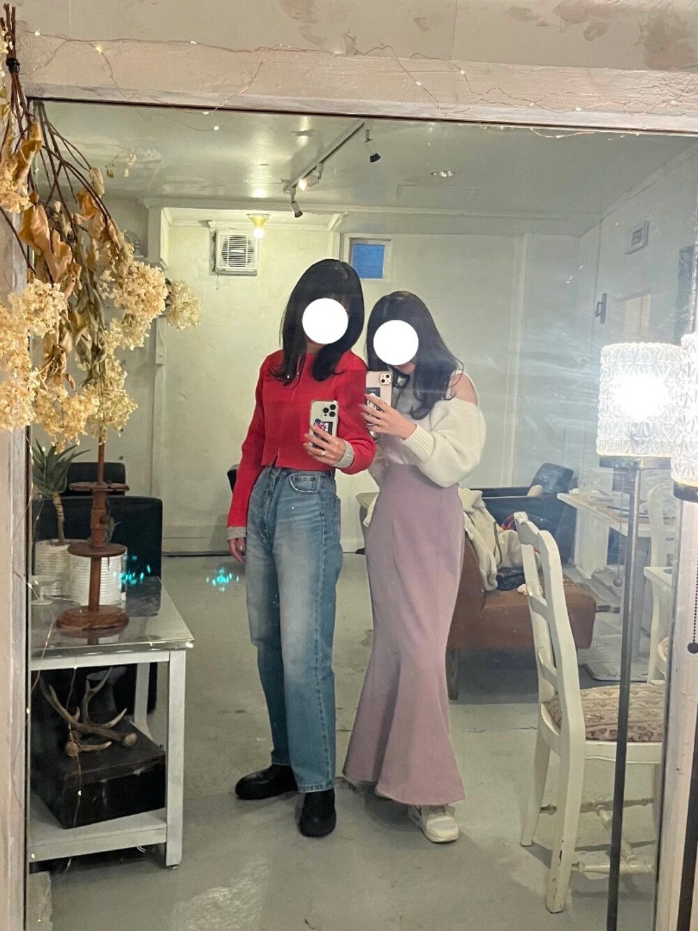 「新星WEARISTAにエントリー、シンプルコーデ、休日スタイル、大人女子、いいね、save、フォローお願いします🤑、デニム、ミスティック(mystic)、ブーツ、カスタネ、ローリーズスタイル_LOWRYS FARM、ファーベスト」｜「mysticのサイドゴアブーツ（ブーツ、ブラック系）」を使った、Mさん（骨格ウェーブ・レディース・160cm）の冬コーディネートの1枚目の写真
