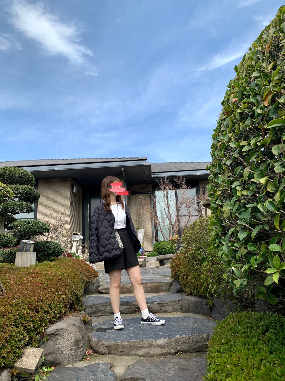 「春服みてみて、大人カジュアル、パンツスタイル、きれいめカジュアル、大人女子、スニーカーコーデ、ユニクロ、ショーパン」｜「CONVERSEのCONVERSE コンバース ALL STAR OX オールスター オックス　（スニーカー、ブラック系）」を使った、Mさん（レディース・160cm）の春コーディネートの1枚目の写真