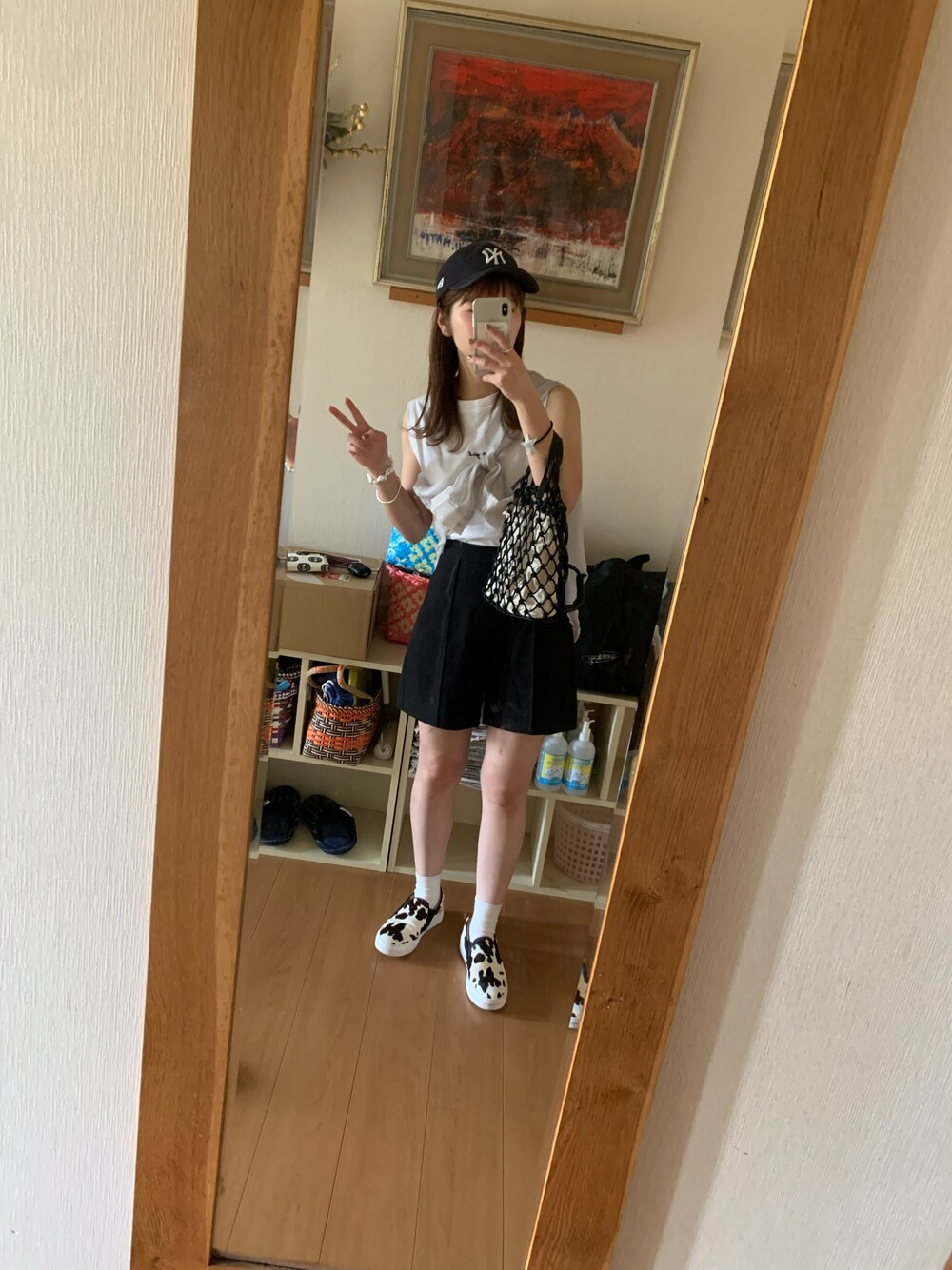 「大人女子、今日のコーデ、モノトーン、ショートパンツ、骨格ウェーブ、休日スタイル、エックスガール、牛柄、スリッポン、キャップ、ニューエラ」｜「MOHIの＜MOHI...＞アニマルプリント ヘアオンレザースリッポン（スリッポン、その他）」を使った、Mさん（レディース・160cm）の秋コーディネートの1枚目の写真