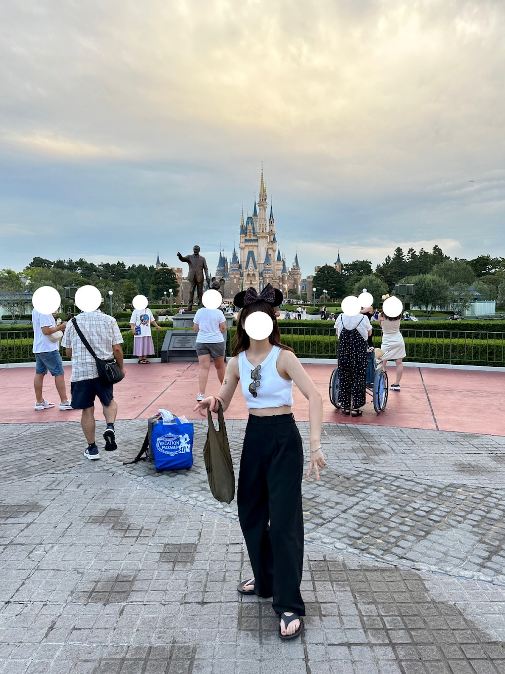 「ディズニーコーデ、ディズニーランド、夏ファッション、ラフコーデ、ユニクロ、ウーフォス、タンクトップ、オトナカジュアル、白黒、きれいめカジュアル、おしゃれさんと繋がりたい、骨格ウェーブ」｜「OOFOSの＜OOFOS＞OOriginal サンダル（サンダル、ブラック系）」を使った、Mさん（骨格ウェーブ・レディース・160cm）の夏コーディネートの1枚目の写真