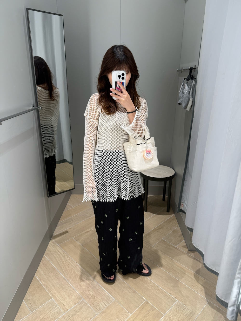 ブラック系のその他パンツ、ブラック系のサンダル、ホワイト系のTシャツ/カットソーを着用したレディースの秋コーディネートの1枚目の写真