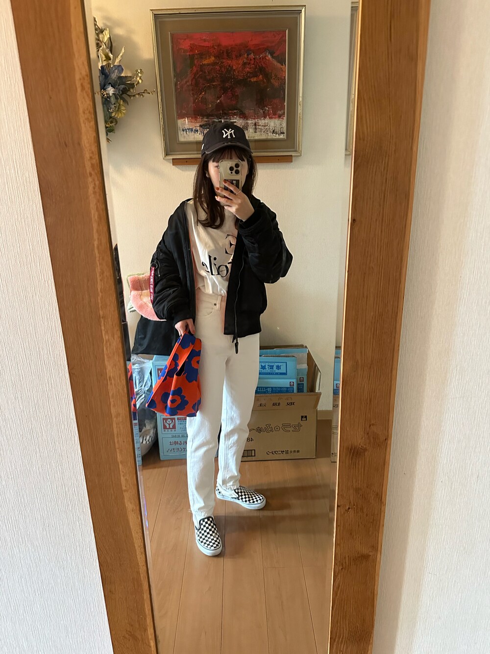 「新星WEARISTAにエントリー、シンプルスタイル、大人かわいい、モノトーンコーデ、大人女子、オトナカジュアル、デニム、MA-1、キャップ」｜「VANSのVANS / CLASSIC SLIP-ON（スリッポン、その他）」を使った、Mさん（骨格ウェーブ・レディース・160cm）の冬コーディネートの1枚目の写真