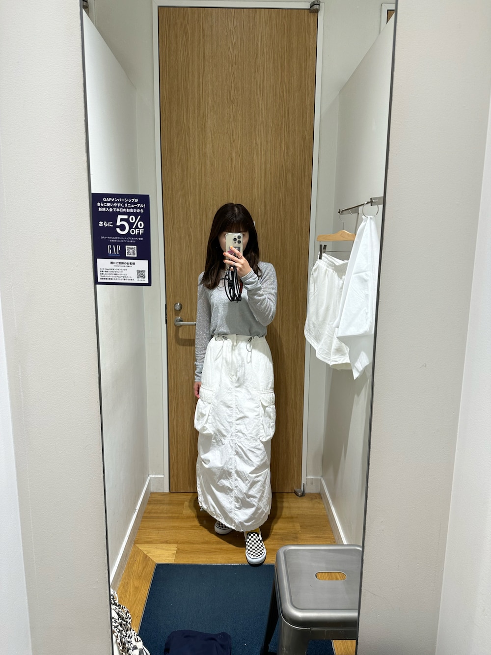 「きれいめカジュアル、大人かわいい、今日のコーデ、リラックススタイル、カーゴスカート、VANS、シルバー、スカート、夏ファッション、大人カジュアル」｜「VANSのVANS / CLASSIC SLIP-ON（スリッポン、その他）」を使った、Mさん（骨格ウェーブ・レディース・160cm）の春コーディネートの1枚目の写真