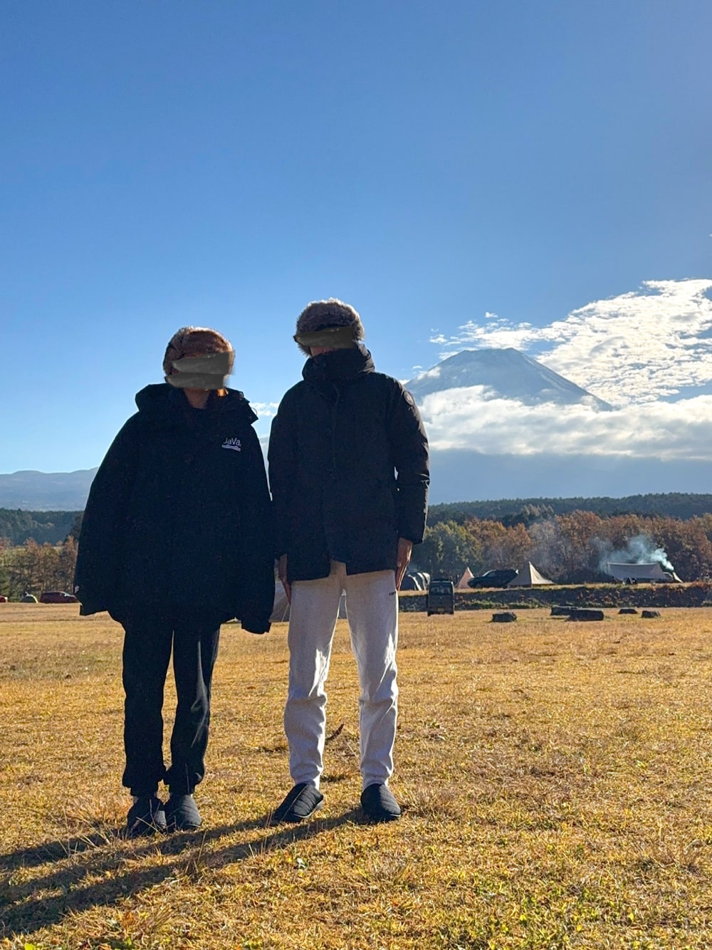 ブラック系のサンダル、ブラック系のダウンジャケット/コート、ブラック系のダウンジャケット/コートを着用したレディースの秋コーディネートの1枚目の写真