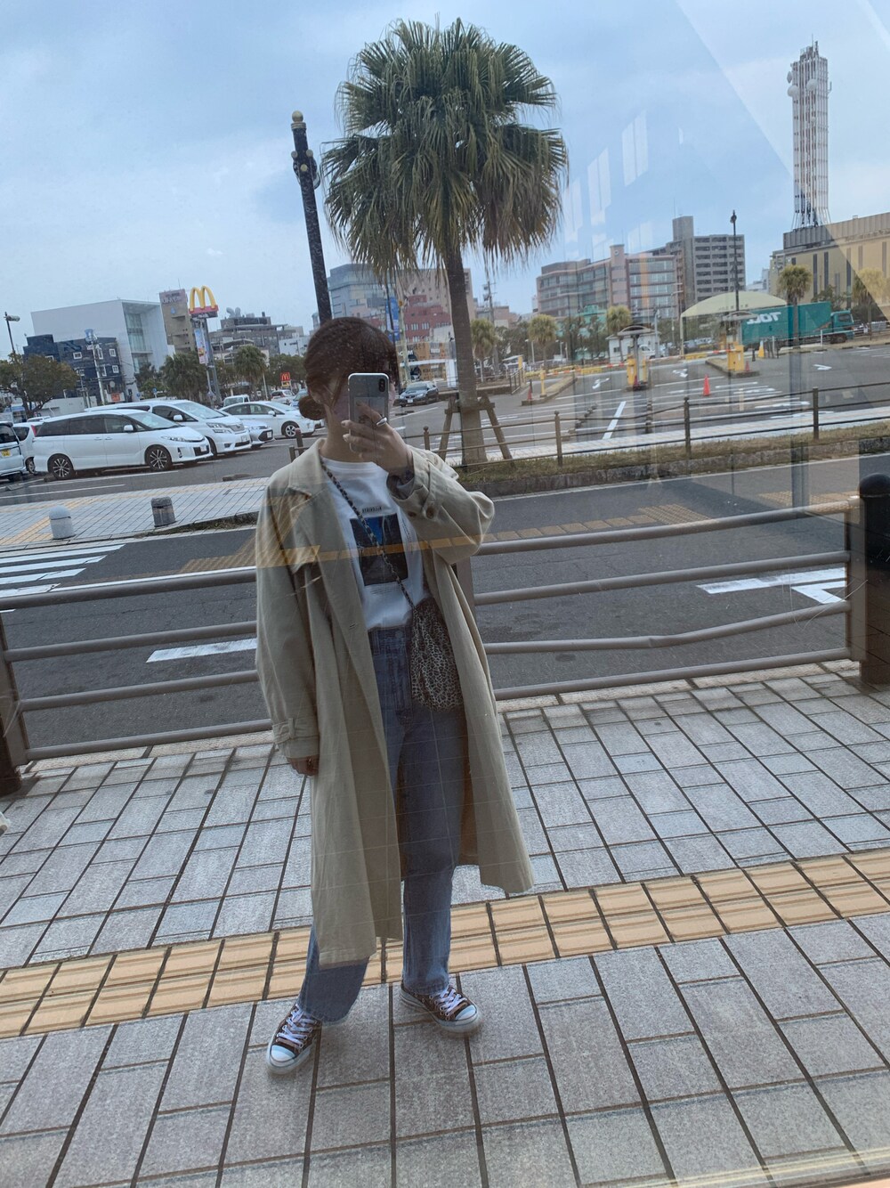「春服みてみて、大人カジュアル、休日コーデ、お洒落さんとつながりたい、きれいめカジュアル、春コーデ、スニーカーコーデ、トレンチコート、コンバース」｜「CONVERSEのCONVERSE コンバース ALL STAR OX オールスター オックス　（スニーカー、ブラック系）」を使った、Mさん（レディース・160cm）の春コーディネートの1枚目の写真