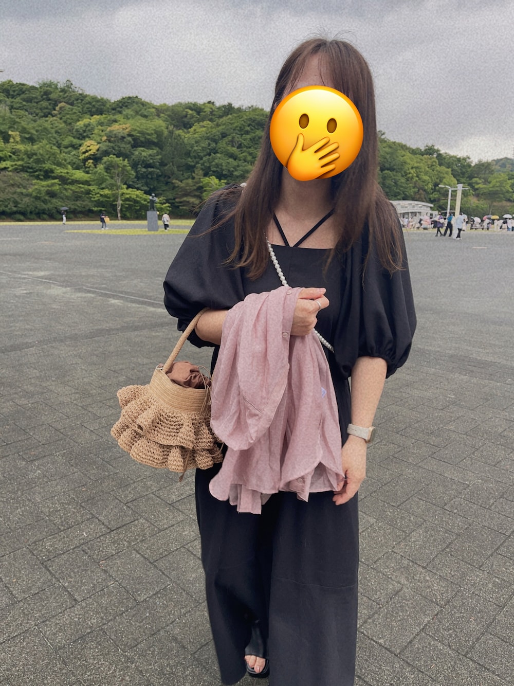 「ママコーデ、休日コーデ、大人コーデ、大人かわいい、オトナカジュアル、大人カジュアル、ワンピースコーデ、シンプル、お出かけコーデ日記、ライブ」｜「COLONY 2139のWEB / 一部店舗限定　コットンリネン袖ボリュームマーメイドOP（ワンピース、ブラック系）」を使った、ayuさん（レディース・162cm）の春コーディネートの1枚目の写真