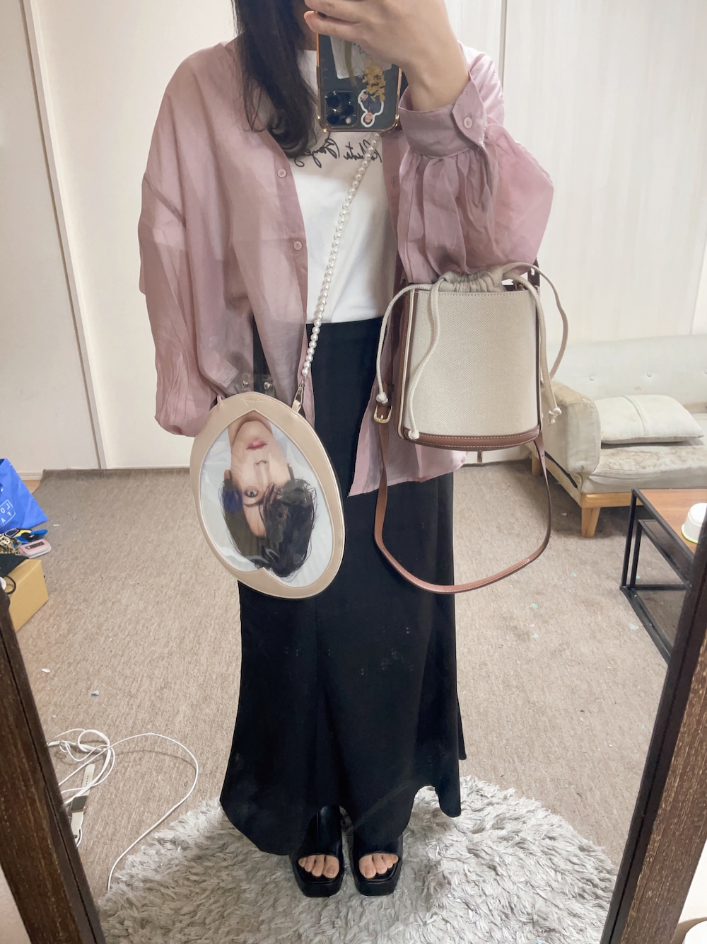 「ママコーデ、シンプルコーデ、キレイめカジュアル、オトナカジュアル、大人かわいい、休日スタイル、春服、シンプル、シアーシャツ、マーメイドスカート」｜「DISCOATのシアーバンドカラーシャツ（シャツ/ブラウス、ピンク系）」を使った、ayuさん（レディース・162cm）の春コーディネートの1枚目の写真