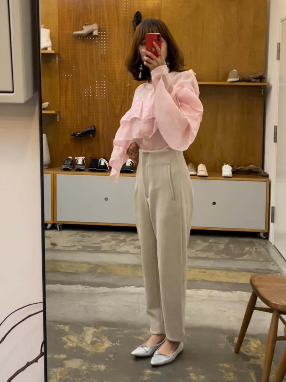 「春、休日コーデ、オトナ女子、パンツスタイル、低身長、淡色コーデ、大人ガーリー、ピンク、ZARA、ブラウス、バレエシューズ、シルバー、春コーデ、大人カジュアル」｜「ZARAのアイテム（その他、ベージュ系）」を使った、erikoさん（レディース・152cm）の冬コーディネートの1枚目の写真