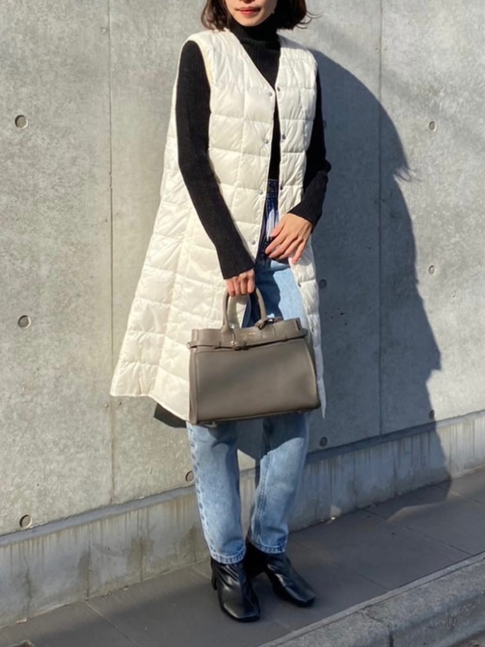 「新星WEARISTAにエントリー、秋冬コーデ、冬ファッション、休日スタイル、ダウンベスト、デニム、ZARA、冬コーデ、タートルネック、冬、冬アウター、大人カジュアル、低身長、デニムパンツ、シンプルコーデ」｜「TAIONの【 TAION / タイオン 】 Vネック ロング ダウンベスト TAIONW001LONG DON（ダウンベスト、ホワイト系）」を使った、erikoさん（レディース・152cm）の冬コーディネートの1枚目の写真