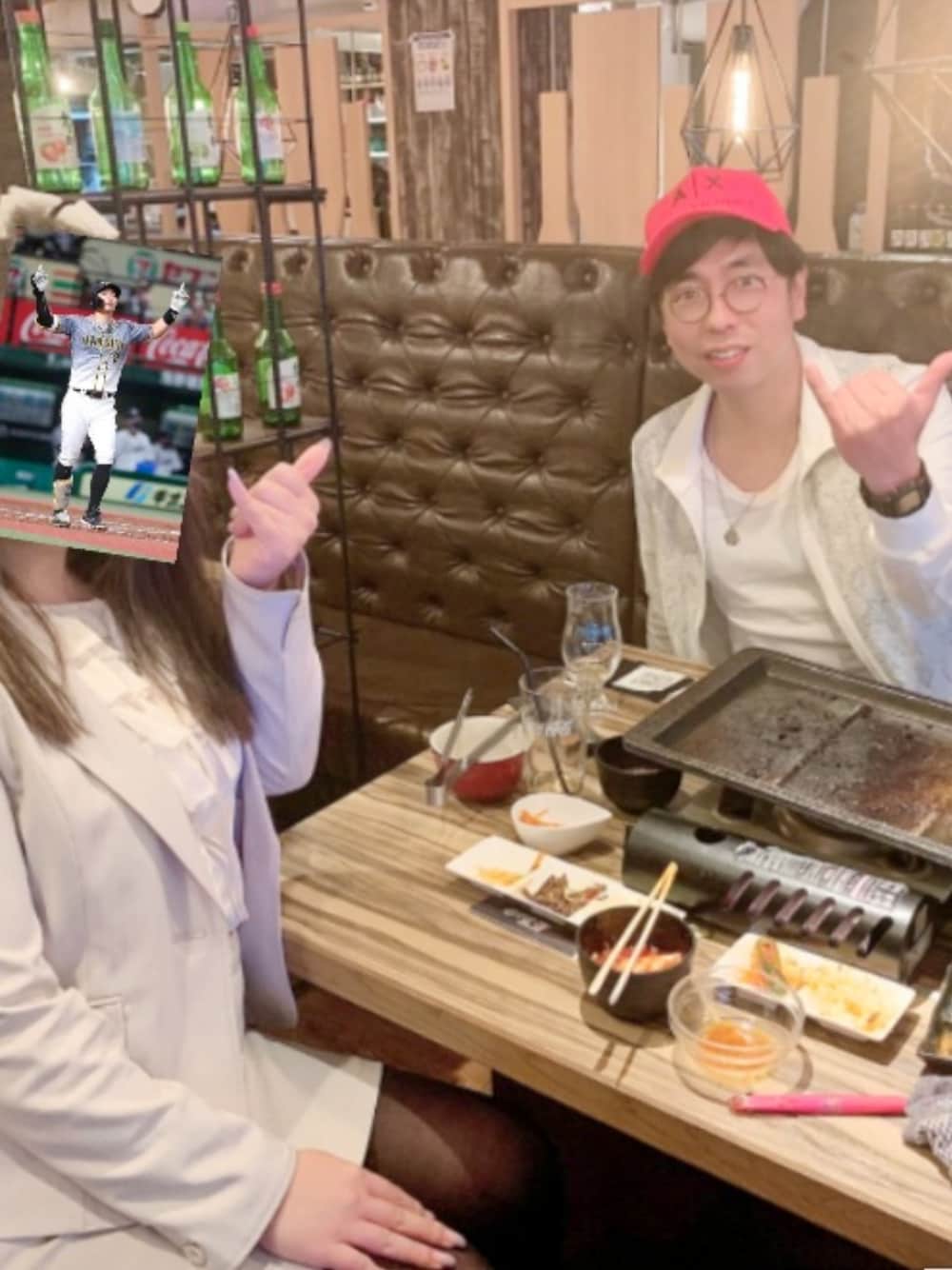 ホワイト系のブルゾン、ベージュ系のトートバッグ、グレー系のその他パンツを着用したメンズの春コーディネートの2枚目の写真
