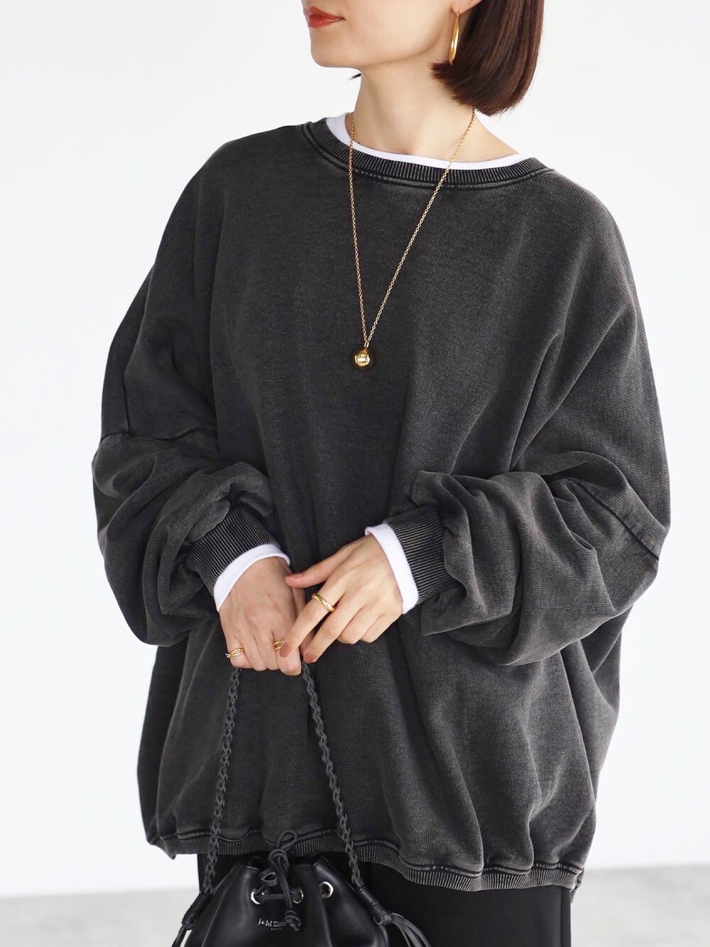 「秋のコーデ、大人カジュアル、ラフ、スウエット、レイヤードスタイル、ロンT」｜「Bonjour Saganの【2021-2022 A/W】ビッグシルエットスウェット（スウェット、グレー系）」を使った、tomomiyu0920さん（レディース・157cm）の秋コーディネートの1枚目の写真