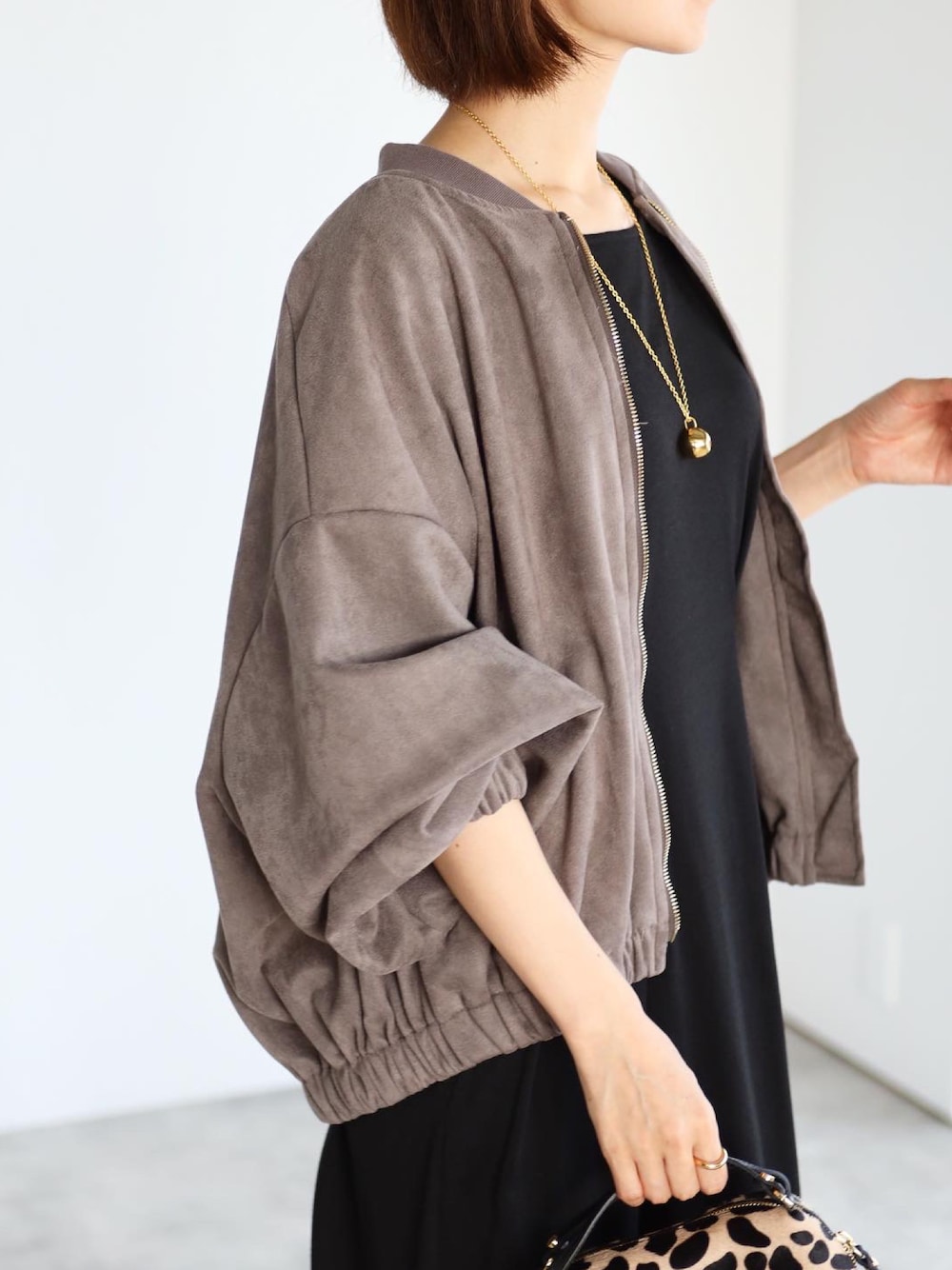 「秋のコーデ、ブルゾン、スエード、グレー、ワンピース」｜「Bonjour Saganの【2021-2022 A/W 新作】ポンチスエードブルゾン（ブルゾン、グレー系）」を使った、tomomiyu0920さん（レディース・157cm）の秋コーディネートの1枚目の写真
