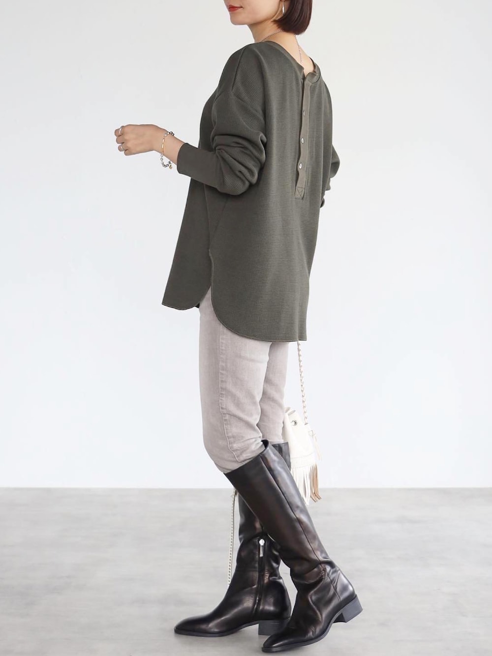 「オトナカジュアル、休日スタイル、シンプルコーデ、ワッフルT、サーマル、ロングブーツ」｜「Bonjour Saganの【2021-2022 A/W 新作】前後2WAYワッフル刺繍カットソー（Tシャツ/カットソー、グリーン系）」を使った、tomomiyu0920さん（レディース・157cm）の秋コーディネートの1枚目の写真