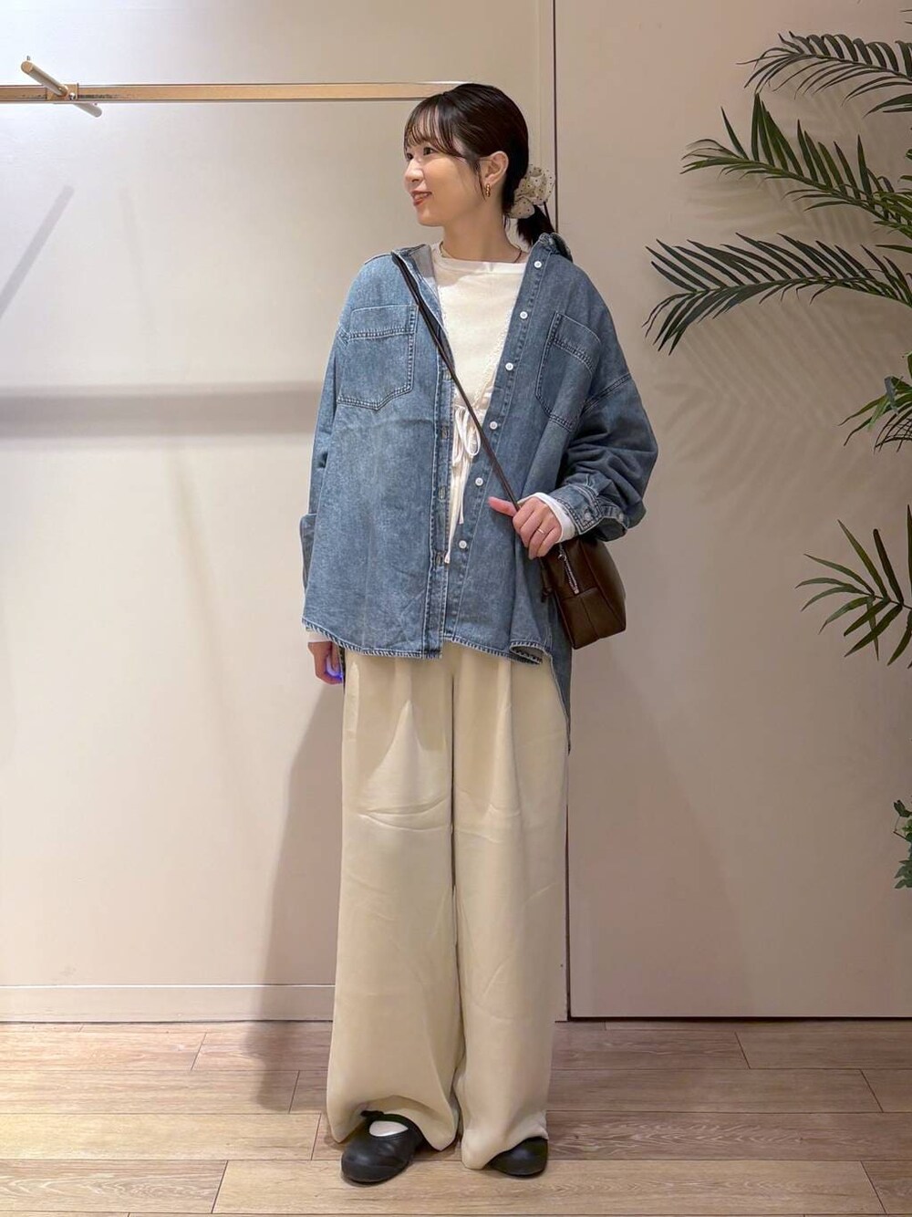 ホワイト系のTシャツ/カットソー、ブルー系のシャツ/ブラウス、ホワイト系のベストを着用したレディースの春コーディネートの1枚目の写真