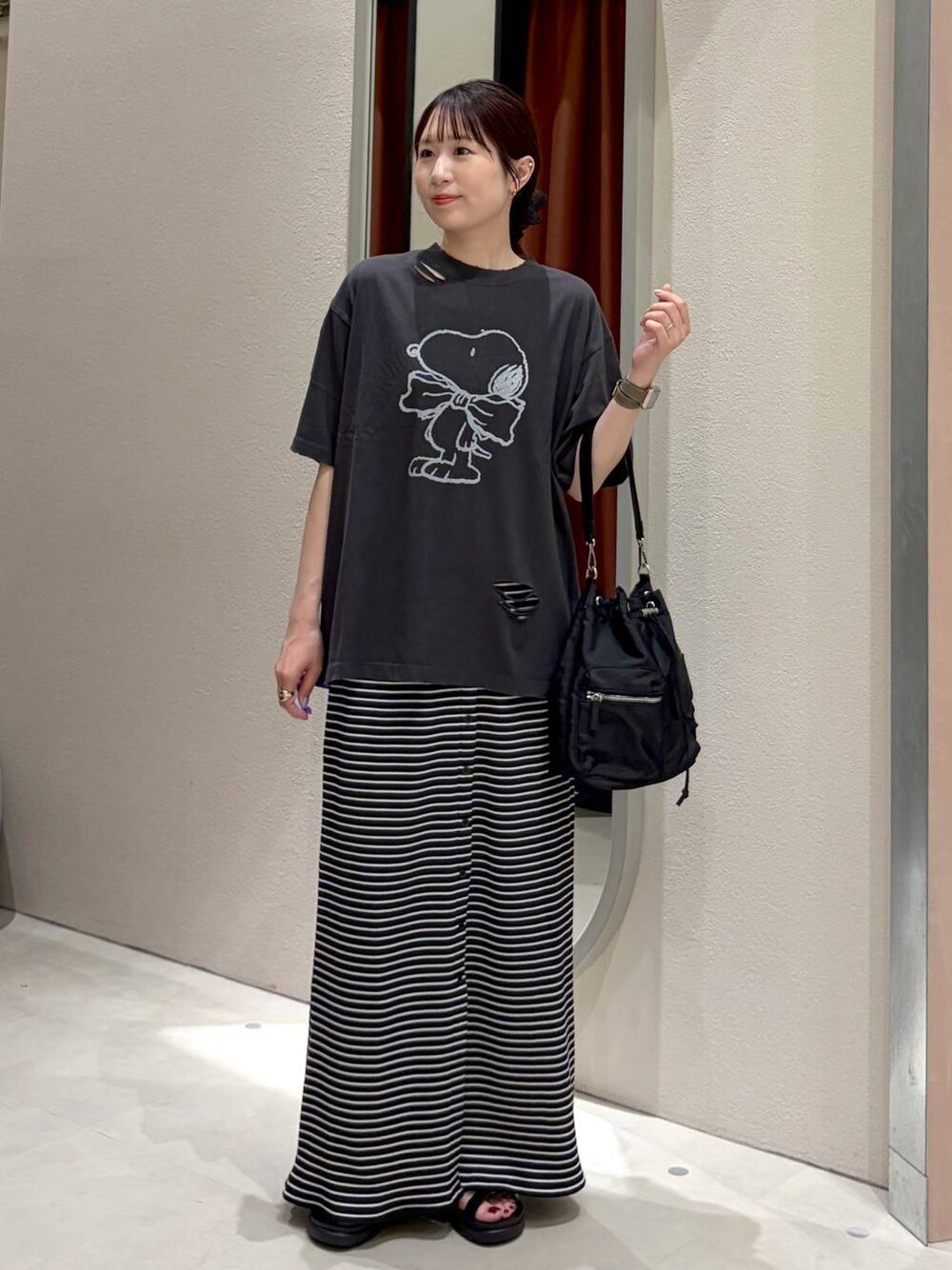 ブラック系のサンダル、ブラック系のショルダーバッグ、ブラック系のスカートを着用したレディースの夏コーディネートの1枚目の写真