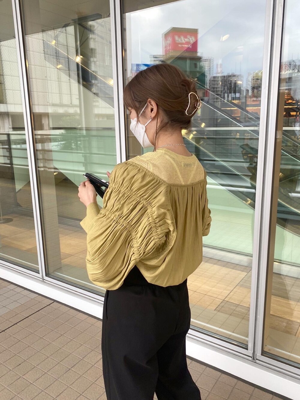 イエロー系のシャツ/ブラウス、イエロー系のニット/セーター、ブラック系のその他パンツを着用したレディースの春コーディネートの4枚目の写真