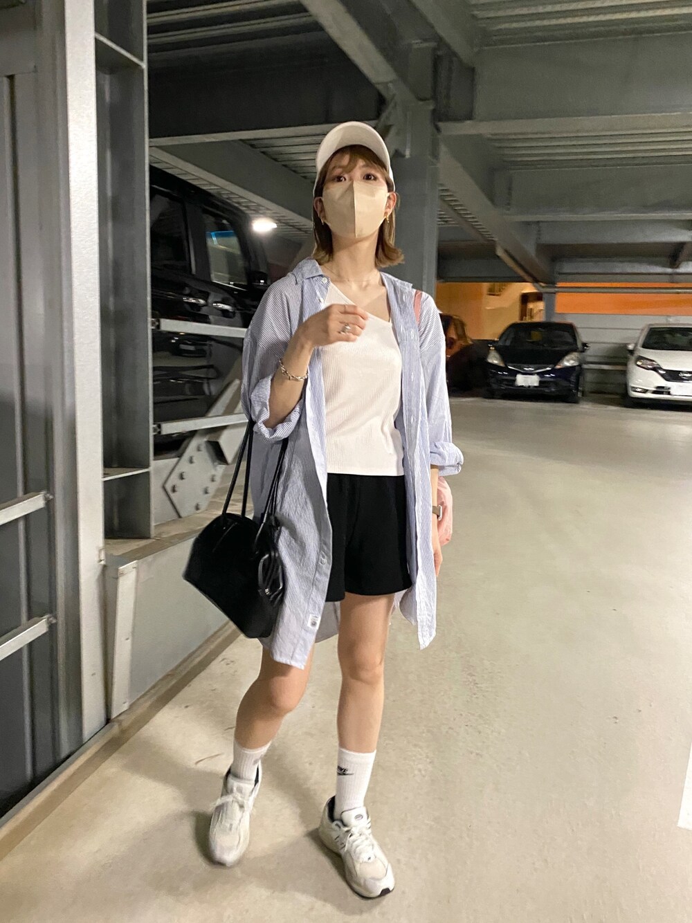 ホワイト系のTシャツ/カットソー、ブルー系のシャツ/ブラウス、ブラック系のスウェットパンツを着用したレディースの春コーディネートの3枚目の写真