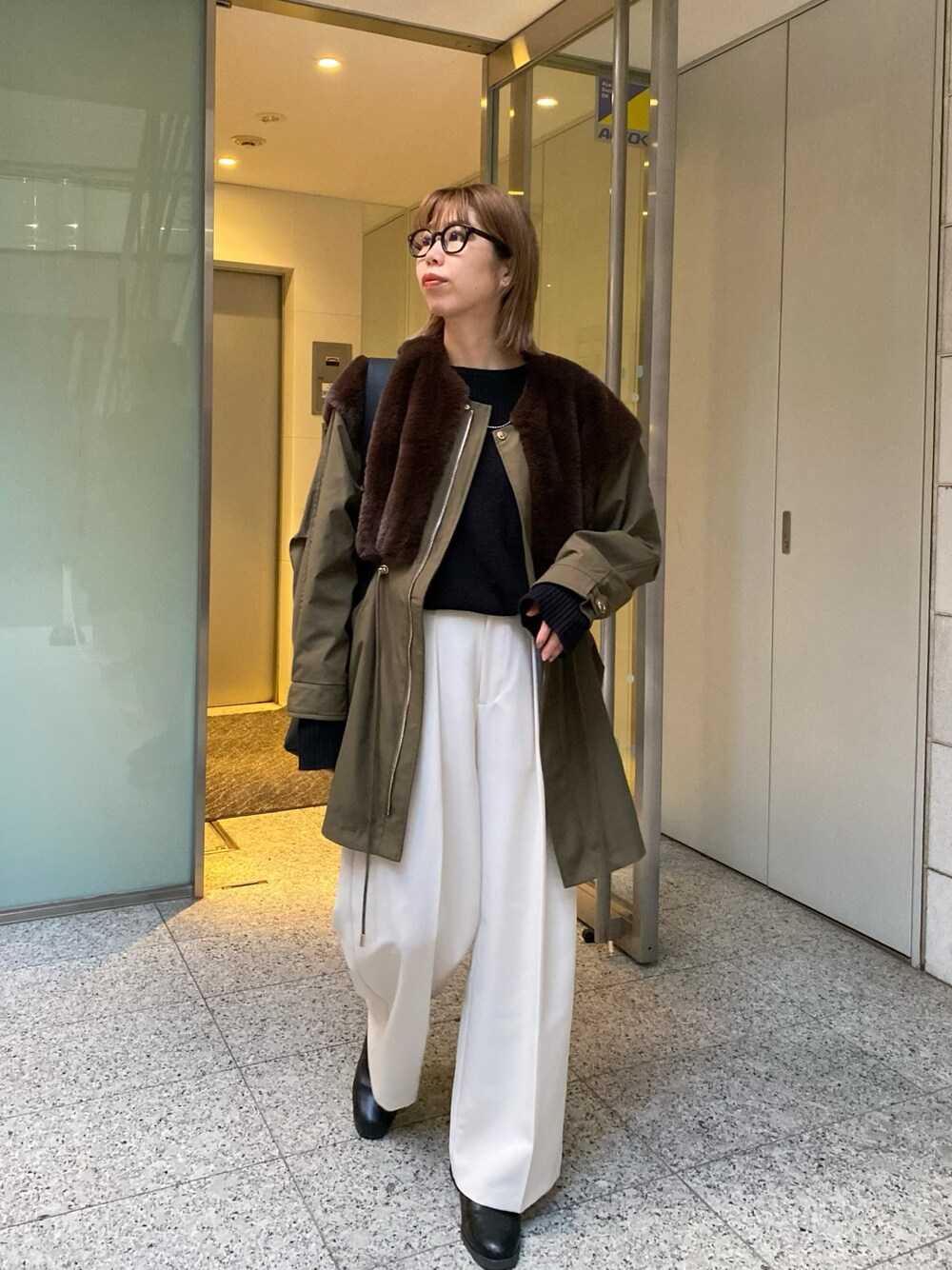 「ファッションを楽しもう、冬コーデ、きれいめカジュアル、大人カジュアル、シンプルコーデ、休日スタイル、レイヤードスタイル、冬アウター、モッズコート、ファーコート、ニット、スラックス、白パンツ、ブーツ、メガネ女子」｜「CAPRICIEUX LE'MAGEのホールスリーブニット（ニット/セーター、ブラック系）」を使った、ike_lemageさん（レディース・164cm）の秋コーディネートの1枚目の写真