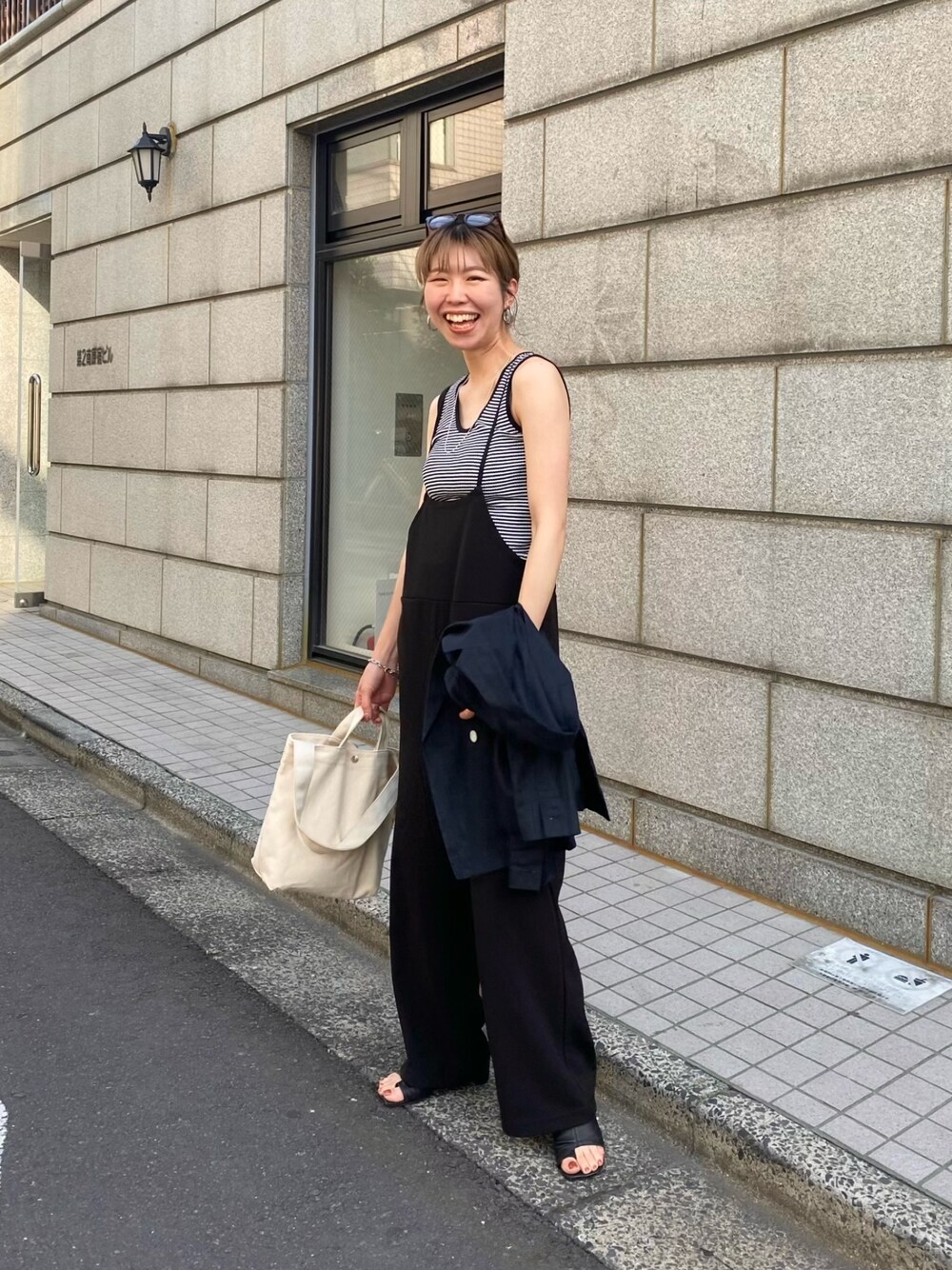 「初夏コーデ、メガネ女子、モノトーン、お出かけコーデ、休日スタイル、レイヤードスタイル、シンプルコーデ、ラクチンコーデ、ボーダー、タンクトップ、サロペット、ジャケット、テーラードジャケット、リネン、トートバッグ」｜「TOMORROWLAND のアイテム（タンクトップ、ブラック系）」を使った、ike_lemageさん（レディース・164cm）の春コーディネートの1枚目の写真