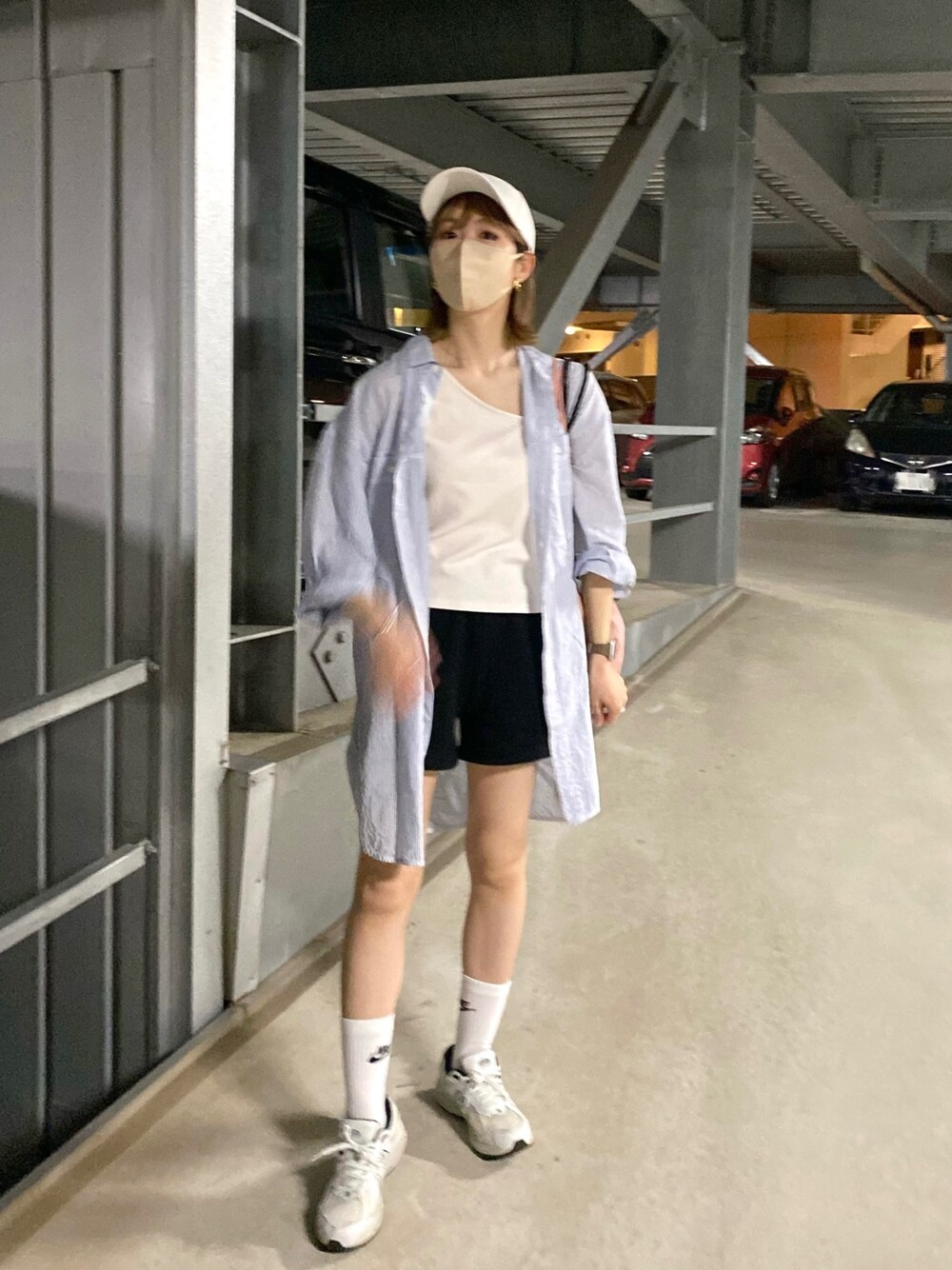 ホワイト系のTシャツ/カットソー、ブルー系のシャツ/ブラウス、ブラック系のスウェットパンツを着用したレディースの春コーディネートの2枚目の写真