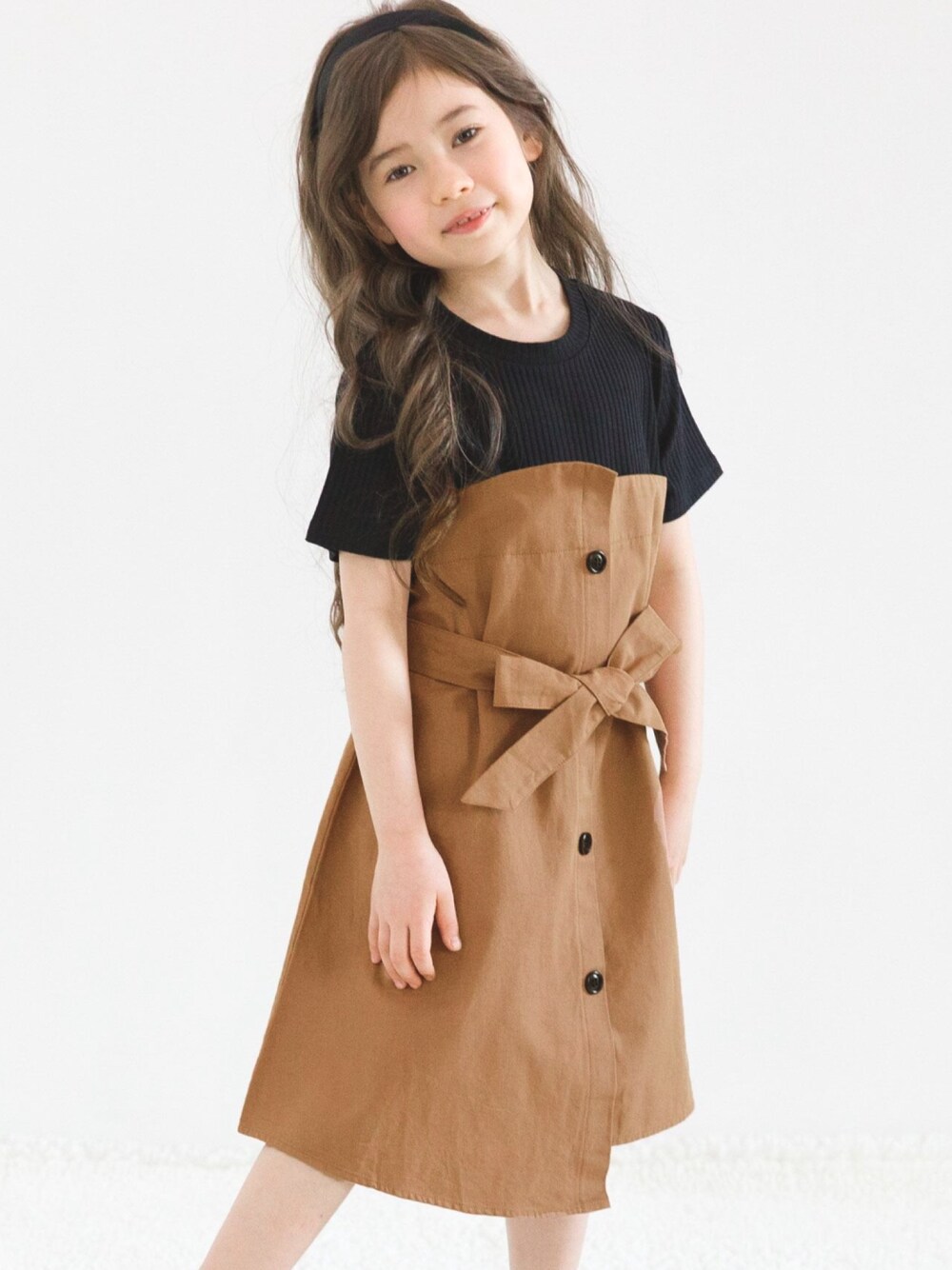 「夏コーデ、韓国ファッション、韓国子供服、こどもコーデ、子供服、キッズコーデ、キッズファッション、ワンピース、子供服Bee」｜「Bee des Beeのアシンメトリーワンピース（ワンピース、ブラック系）」を使った、子供服Beeさん（レディース・110cm）の夏コーディネートの1枚目の写真