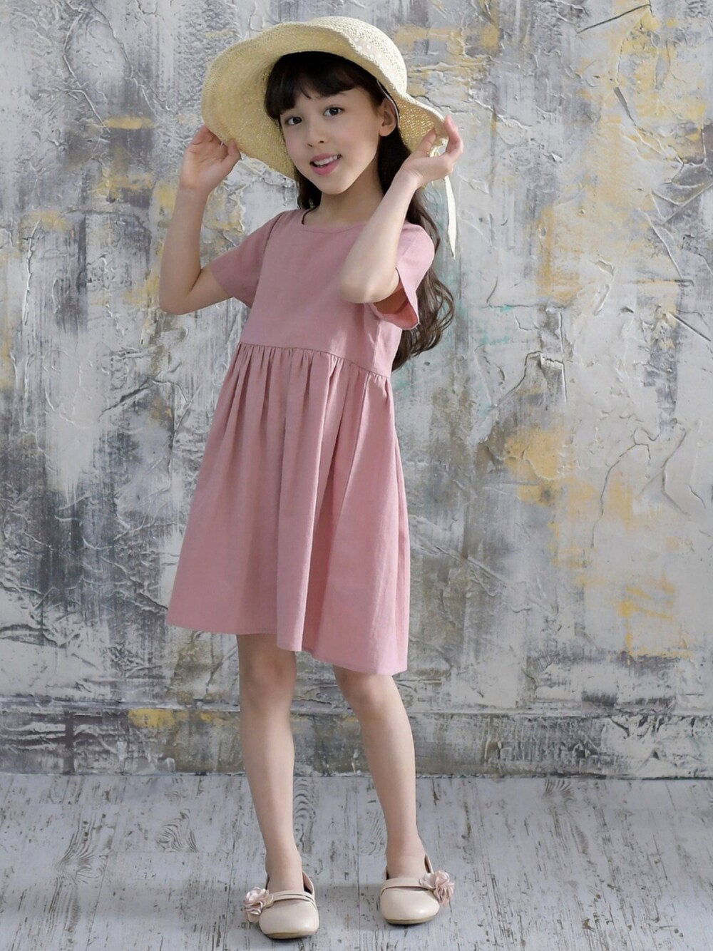 「こどもコーデ、韓国子供服、韓国ファッション、子供服、キッズコーデ、女の子コーデ、キッズファッション、ワンピース」｜「Bee des Beeの半袖リラックスワンピース（ワンピース、ピンク系）」を使った、子供服Beeさん（レディース・121cm）の夏コーディネートの1枚目の写真