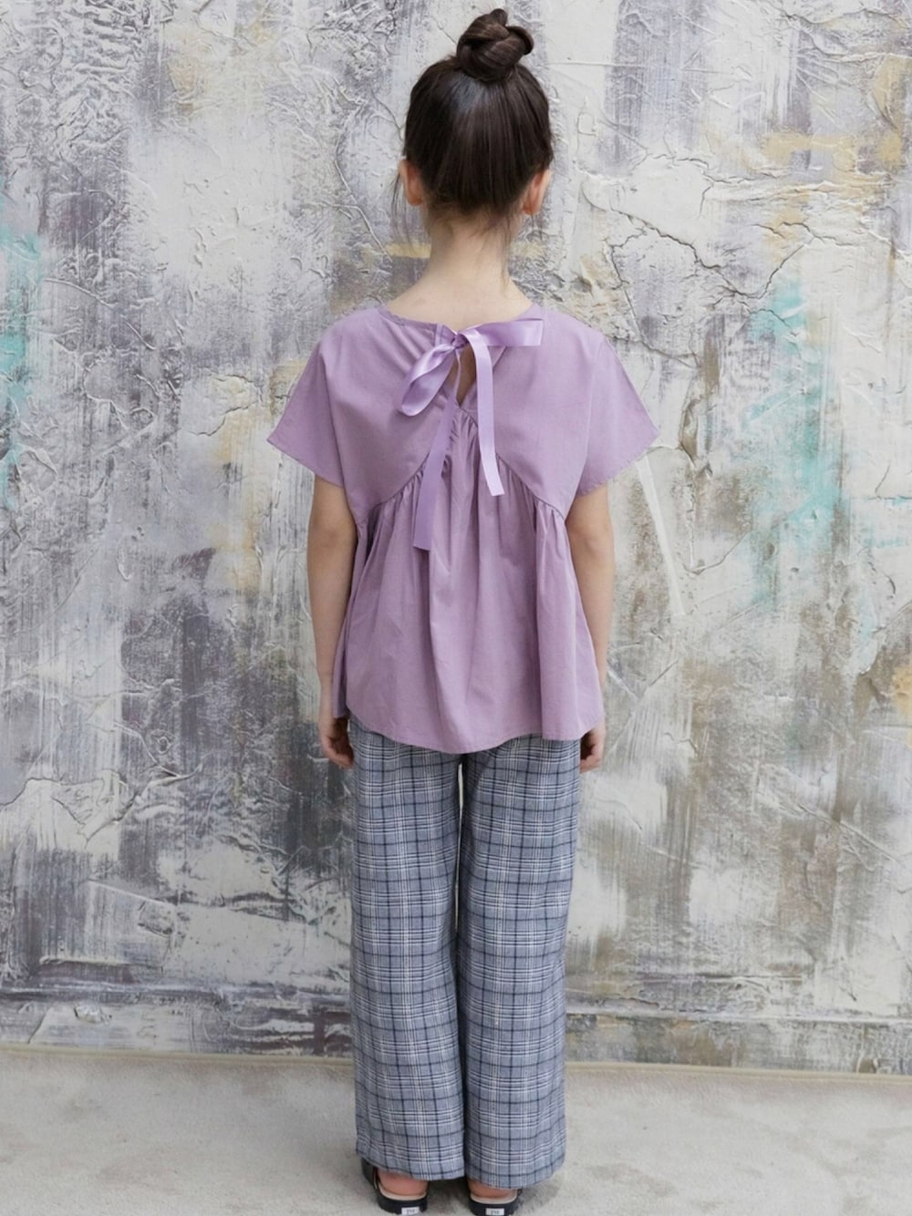 「こどもコーデ、韓国子供服、韓国ファッション、子供服、キッズコーデ、女の子コーデ、キッズファッション、トップス、夏コーデ」｜「Bee des Beeの半袖トップス（シャツ/ブラウス、パープル系）」を使った、子供服Beeさん（レディース・124cm）の夏コーディネートの1枚目の写真