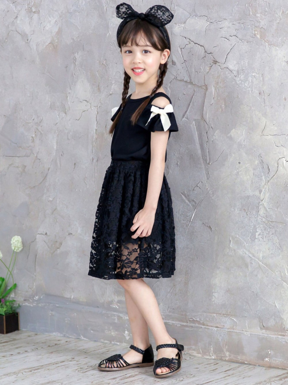「夏コーデ、カジュアルコーデ、こどもコーデ、韓国子供服、韓国ファッション、子供服、キッズコーデ、女の子コーデ、キッズファッション、トップス」｜「Bee des Beeの肩リボンオフショル（Tシャツ/カットソー、ブラック系）」を使った、子供服Beeさん（キッズ・120cm）の夏コーディネートの1枚目の写真