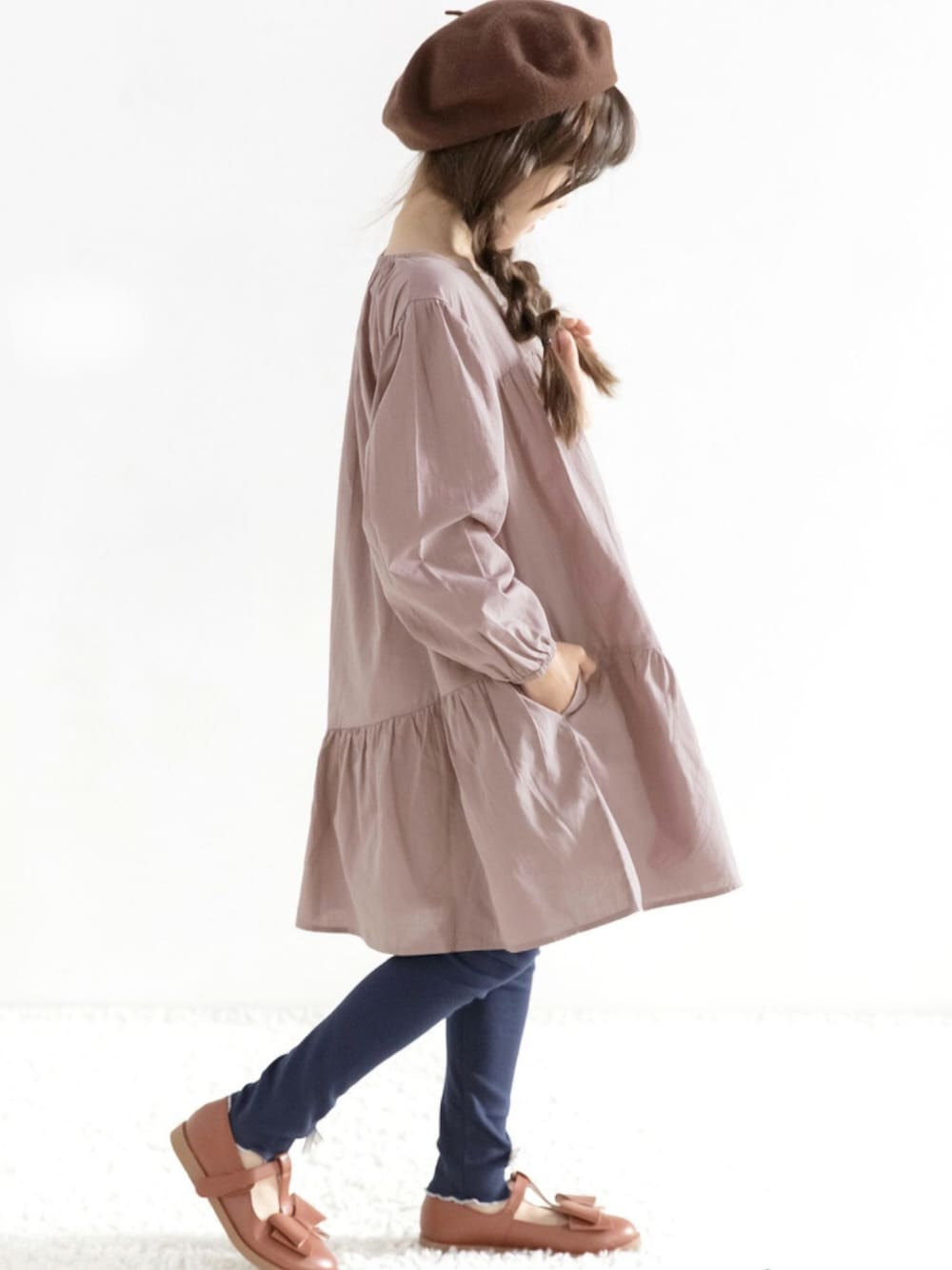 「こどもコーデ、韓国子供服、韓国ファッション、子供服、キッズコーデ、女の子コーデ、キッズファッション、トップス」｜「Bee des Beeの裾フリルワンピース（ワンピース、パープル系）」を使った、子供服Beeさん（レディース・127cm）の秋コーディネートの1枚目の写真