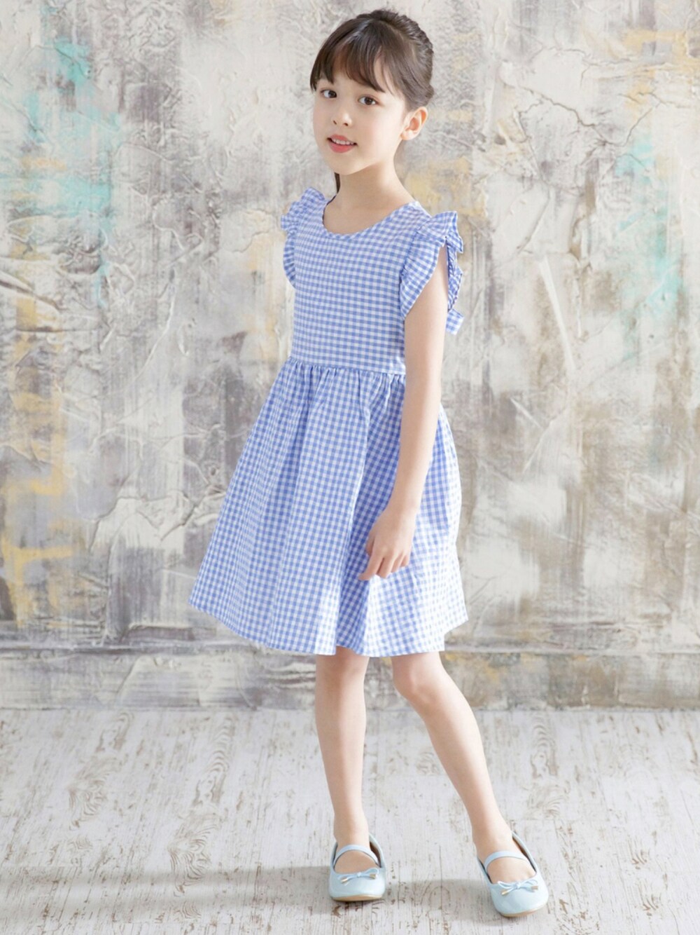 「こどもコーデ、韓国子供服、韓国ファッション、子供服、キッズコーデ、女の子コーデ、キッズファッション、ワンピース、ギンガムチェック、夏コーデ」｜「Bee des Beeのノースリーブワンピース（ワンピース、ホワイト系）」を使った、子供服Beeさん（キッズ・120cm）の夏コーディネートの1枚目の写真