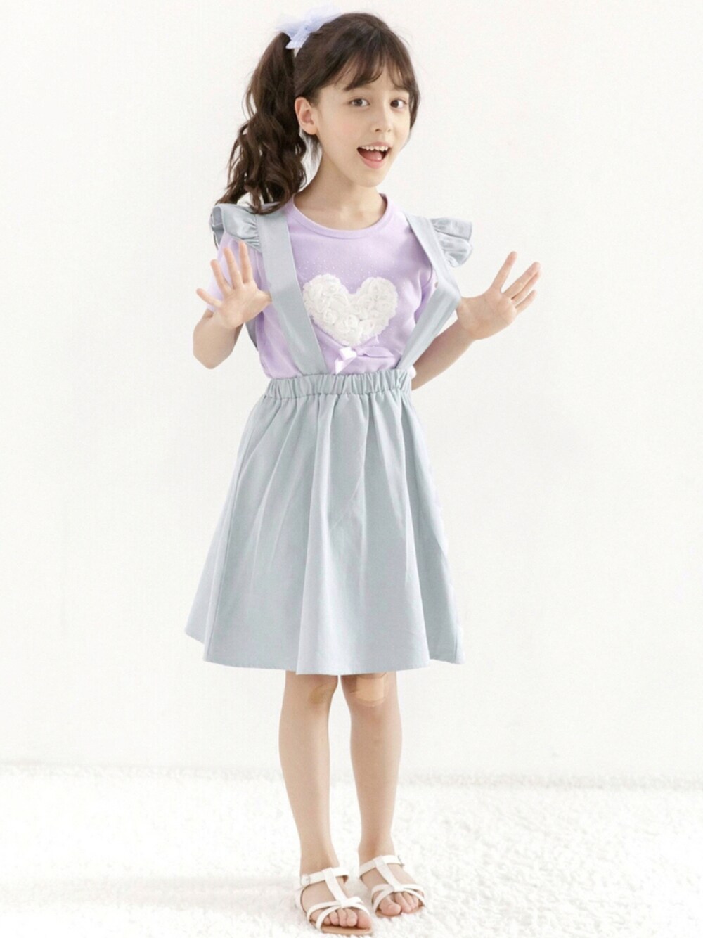 「こどもコーデ、韓国子供服、韓国ファッション、子供服、キッズコーデ、女の子コーデ、キッズファッション、スカート」｜「Bee des Beeのリボンスカート（スカート、グレー系）」を使った、子供服Beeさん（キッズ・127cm）の夏コーディネートの1枚目の写真
