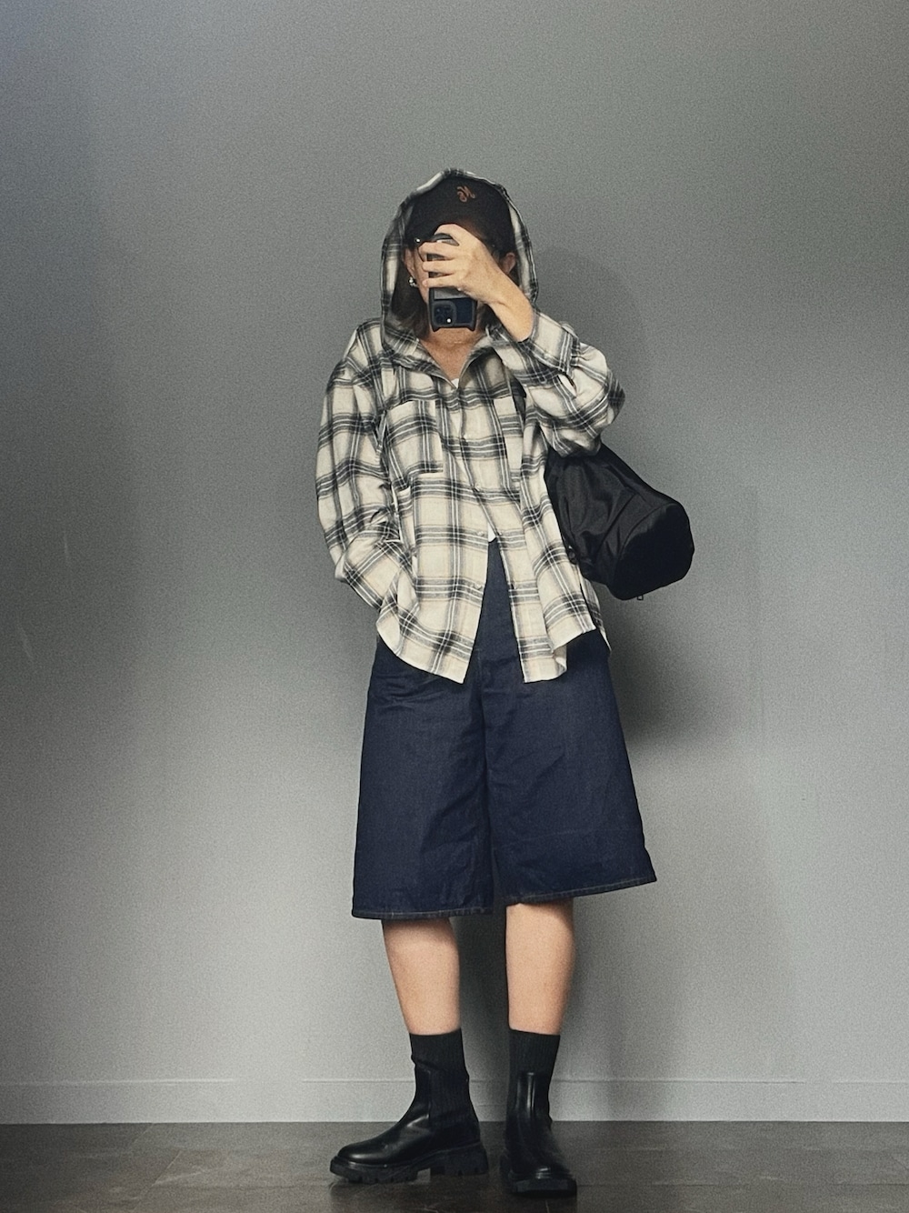 「チェック、チェックシャツ、フード、GU、ジョーツ、バミューダパンツ、デニム、ブーツ、秋コーデ、秋服準備はじめました、キャップ、NEW ERA」｜「tiptopのチェックBIGフードシャツ（シャツ/ブラウス、ホワイト系）」を使った、SHOさん（骨格ウェーブ・レディース・165cm）の夏コーディネートの1枚目の写真
