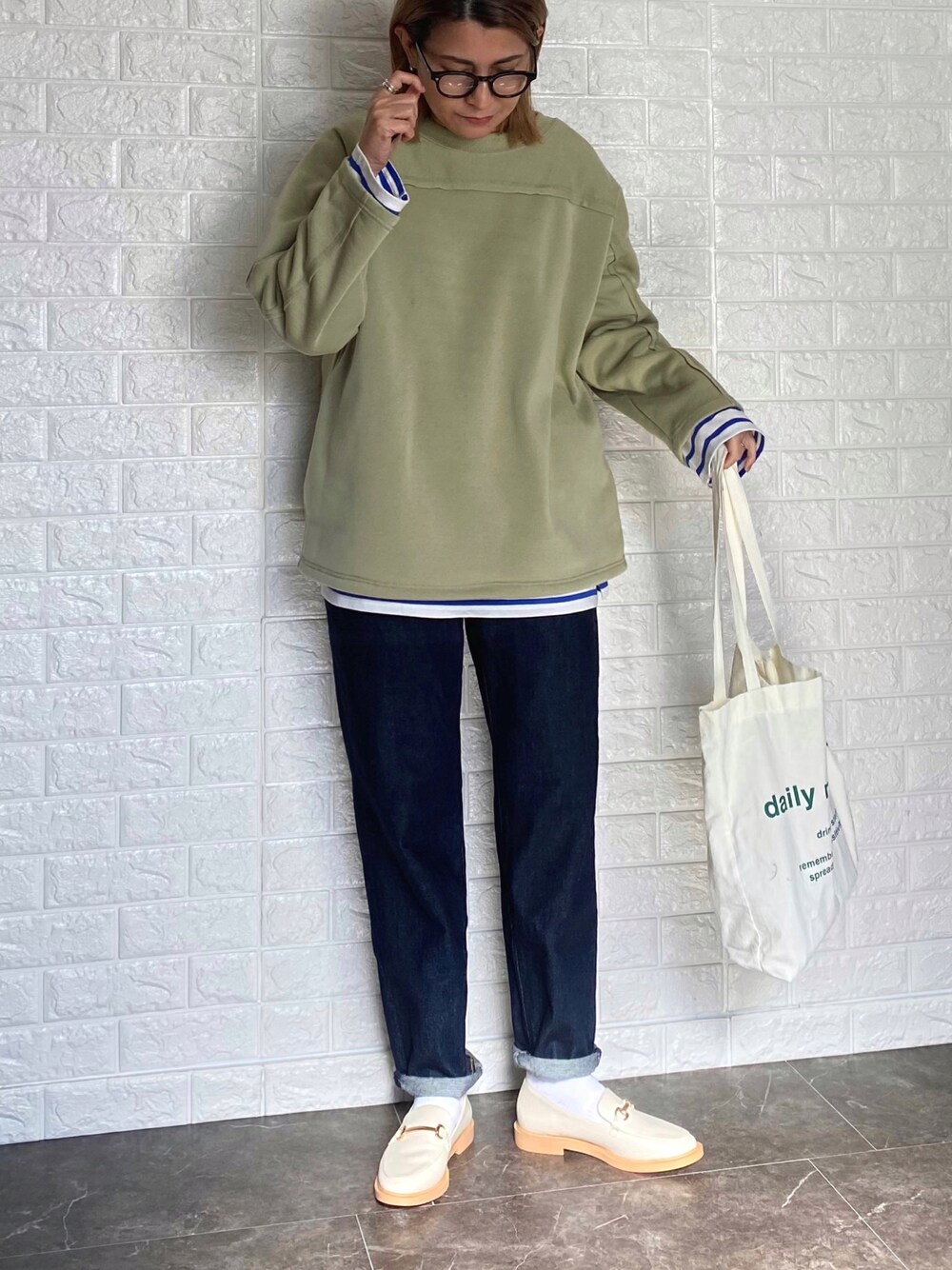 「グリーン、ボーダー、ローファー、ロールアップ、レイヤードスタイル、ユニクロ、UNIQLO、トートバッグ、メガネ女子、ボーダートップス、カーディガン」｜「Chaco closetのオーバーサイズスウェット2WAYカーデ（カーディガン/ボレロ、グリーン系）」を使った、SHOさん（レディース・165cm）の冬コーディネートの1枚目の写真