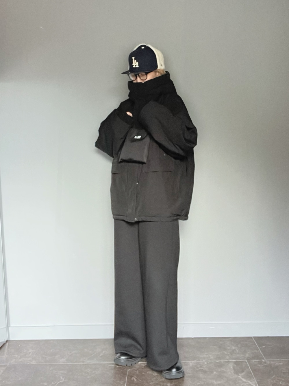 ブラック系のブルゾン、ブラック系のパンツ、ブラック系のショルダーバッグを着用したレディースの秋コーディネートの1枚目の写真