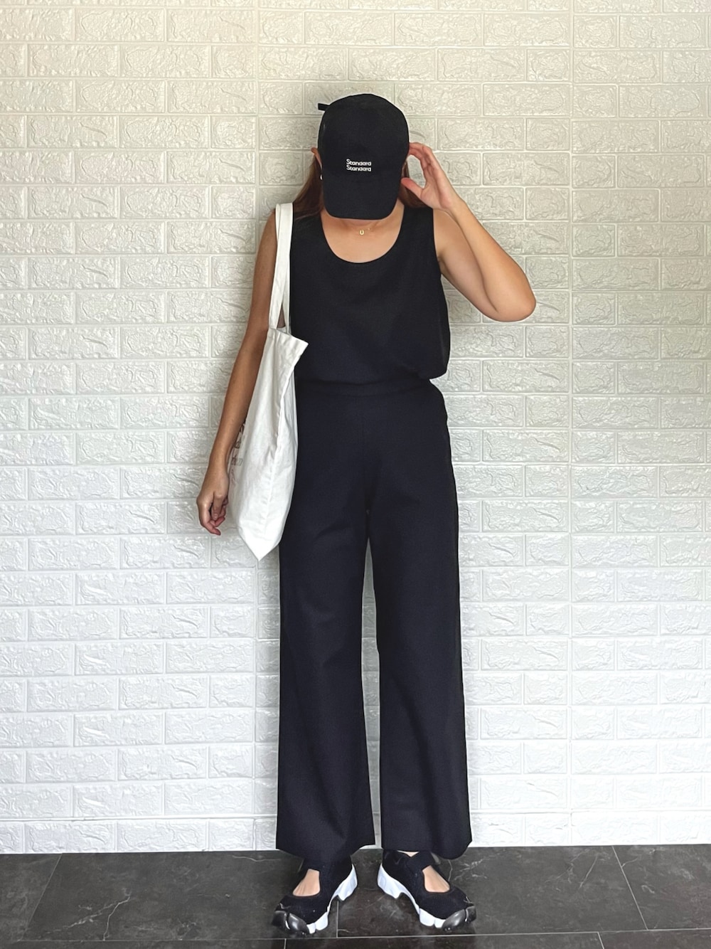 「シンプルコーデ、モノトーン、エアリフト、NIKE、キャップ、セットアップ」｜「ACYMの2way shoulder linen SETUP（サロペット/オーバーオール、ブラック系）」を使った、SHOさん（レディース・165cm）の夏コーディネートの1枚目の写真