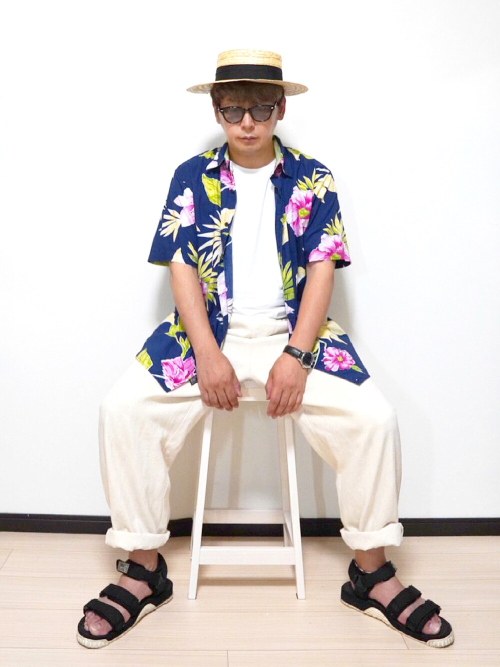 ブルー系のシャツ/ブラウス、ホワイト系のTシャツ/カットソー、ホワイト系のその他パンツを着用したメンズの夏コーディネートの1枚目の写真