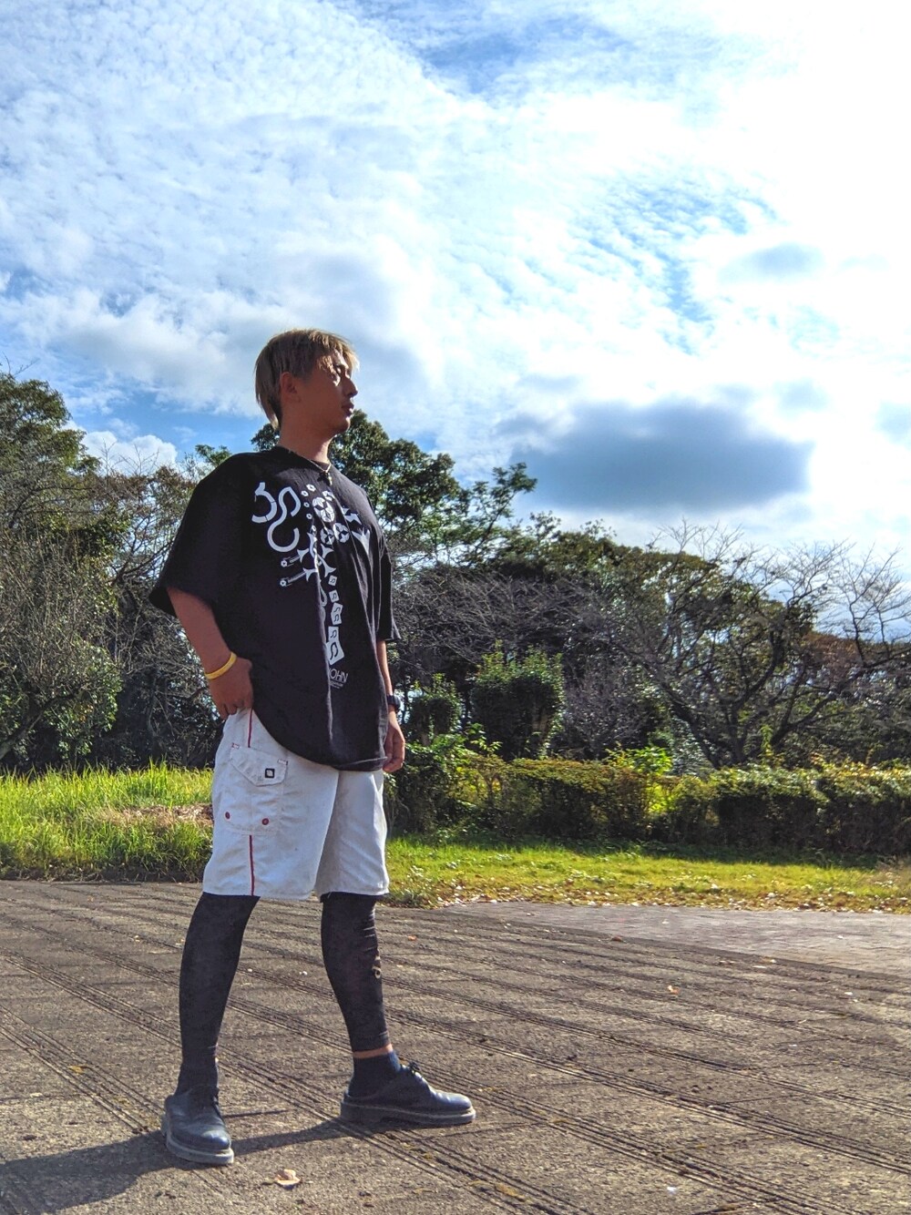 「ストリートMIX、サーフスタイル、モヒカン、サービスエリア、オーバーサイズ」｜「sean johnのアイテム（Tシャツ/カットソー、ブラック系）」を使った、ミヤさん（メンズ・172cm）の秋コーディネートの1枚目の写真