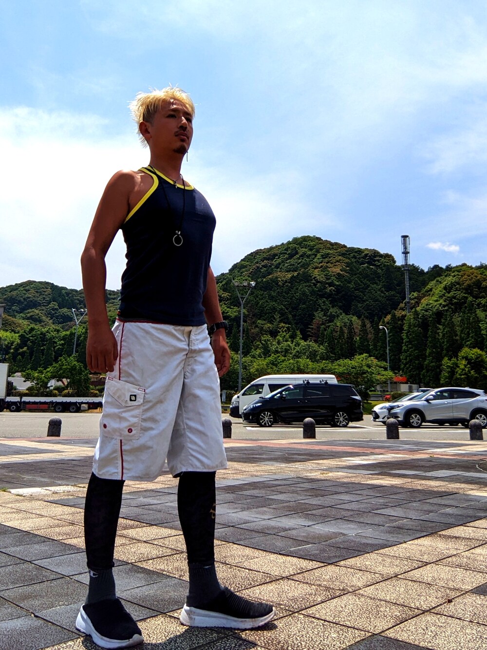 「水着、ジョギングスタイル」｜「Championのアイテム（タンクトップ、ブルー系）」を使った、ミヤさん（メンズ・172cm）の夏コーディネートの1枚目の写真
